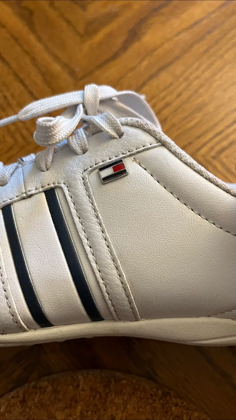 Women’s Tommy Hilfiger White Leather Sneakers image indicator(8)