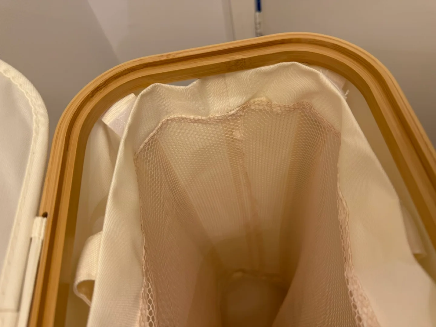 Lidded Laundry Hamper - off-white image indicator(3)