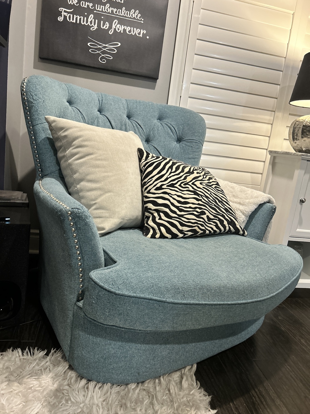 Light Blue Tufted Accent Chair with storage - photo 3