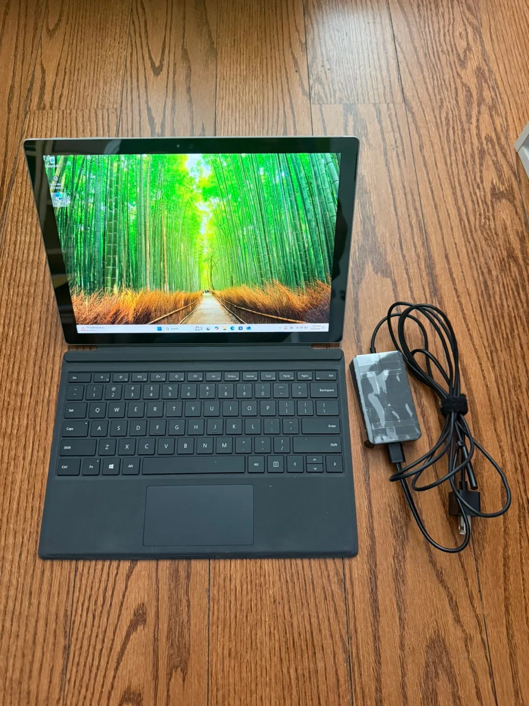 Microsoft Surface Pro 4/8GB RAM/256GB SSD/charger thumbnail