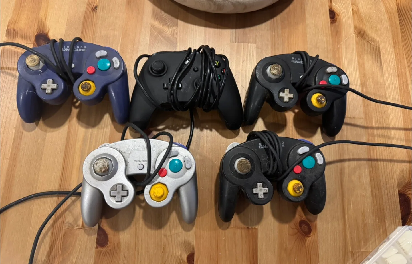 Nintendo GameCube Controllers (x4) + 1 Other thumbnail