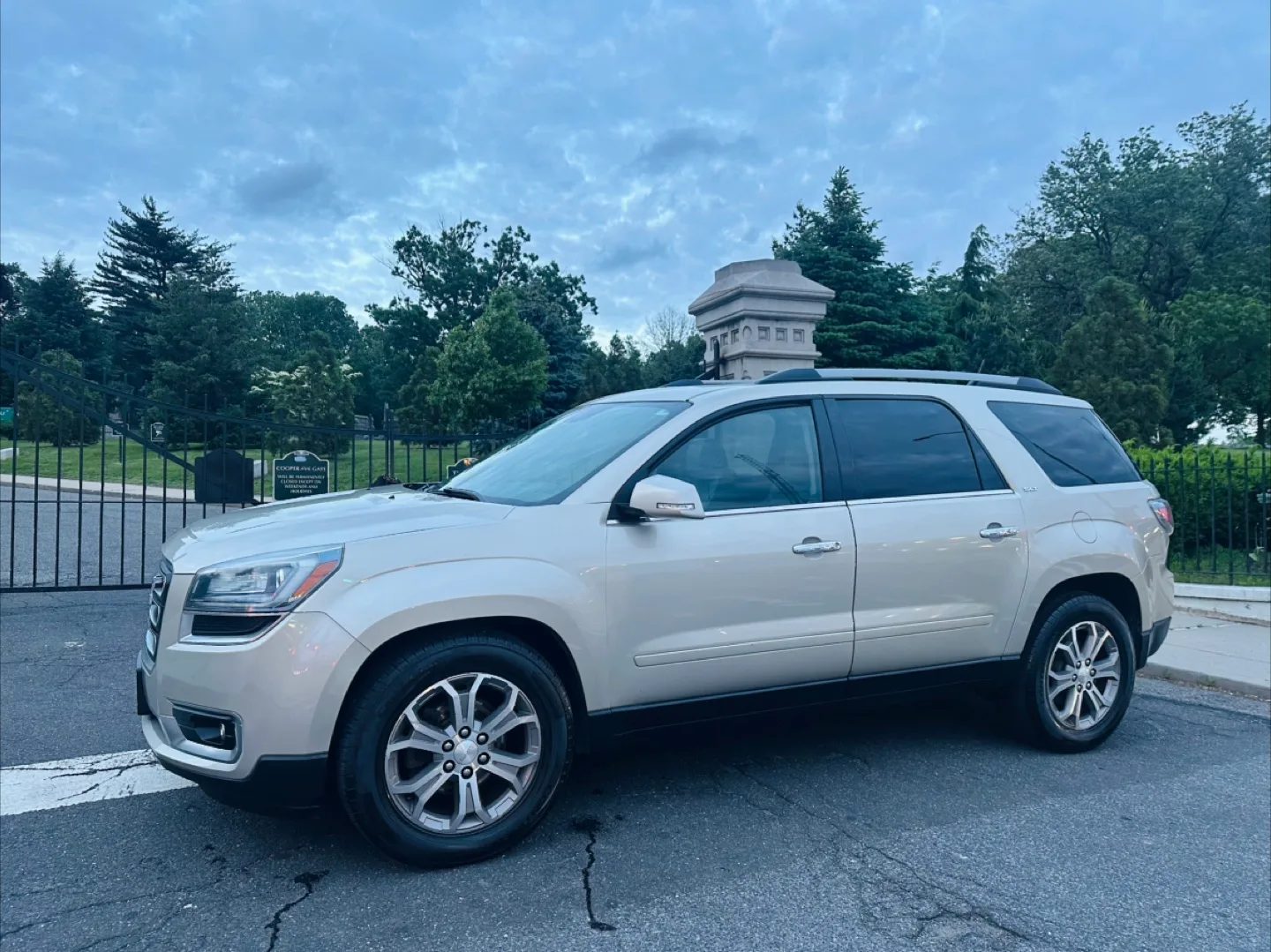 GMC Acadia SUV thumbnail