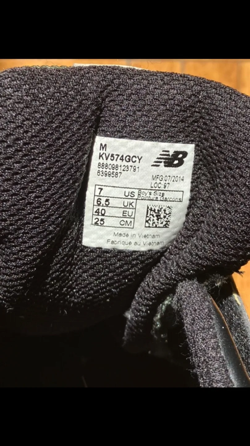 New Balance 574 V1 Camo Sneakers Boys size 7/Womens 8.5-9 👟💚🖤🤎🇨🇦 image indicator(8)