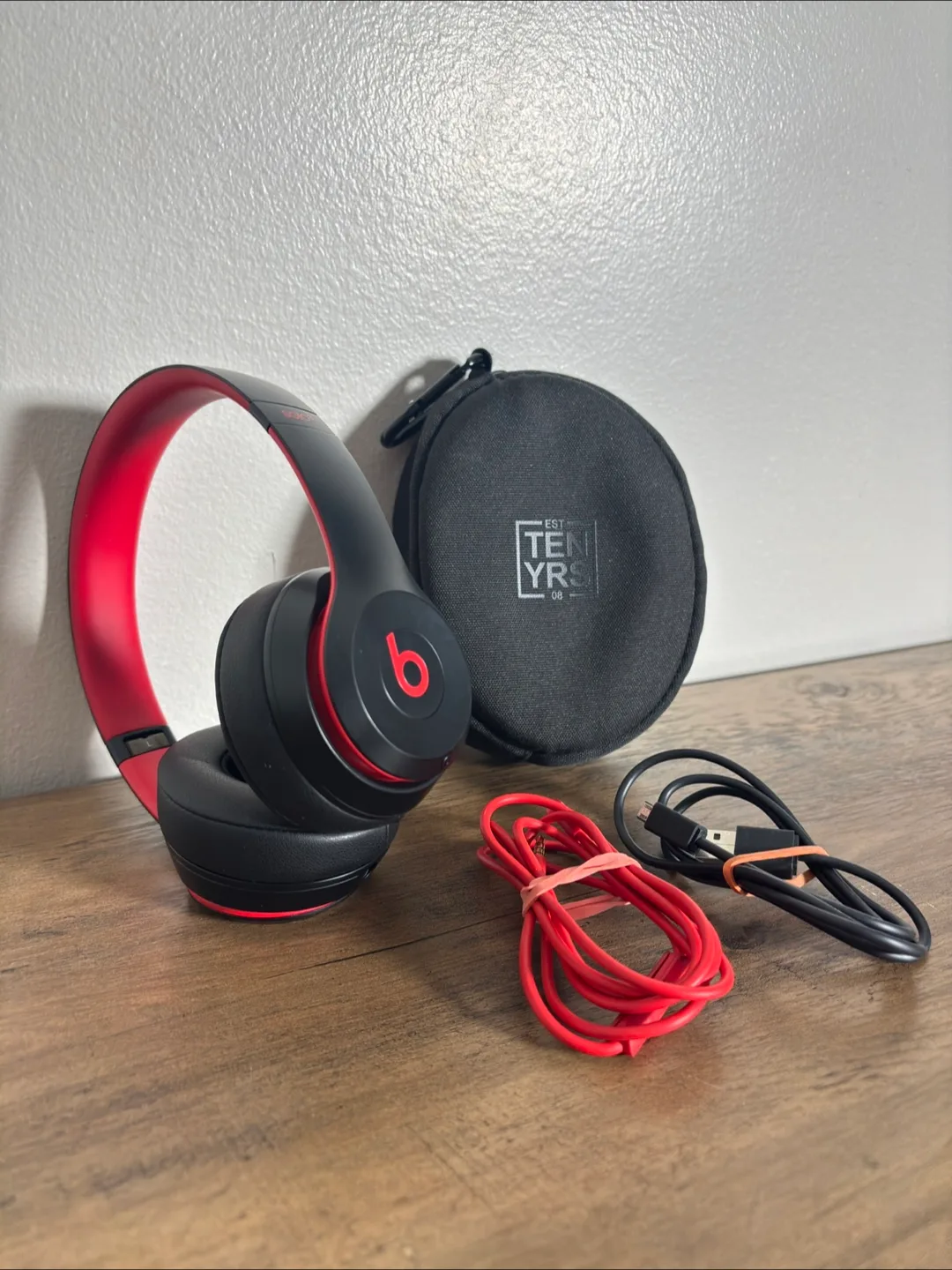 Beats Solo3 Wireless Headphones - LAST CHANCE thumbnail