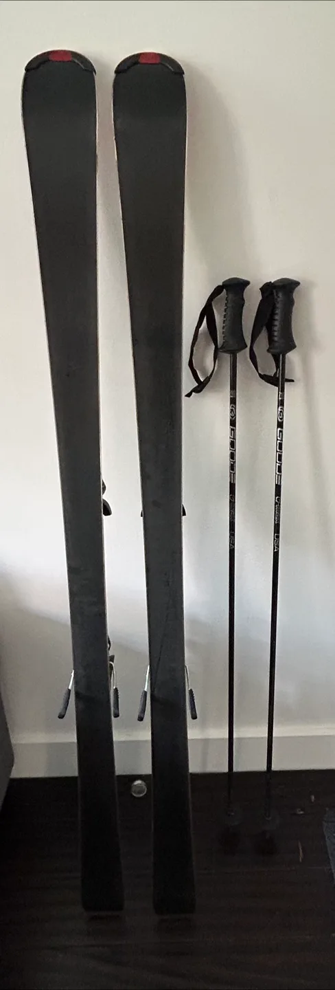 Elan - male skis. 67” black/red. Poles and carrying bag included image indicator(3)