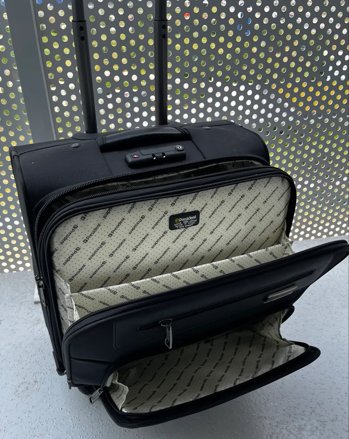 President Black Carry-On Suitcase Four Wheel image indicator(3)