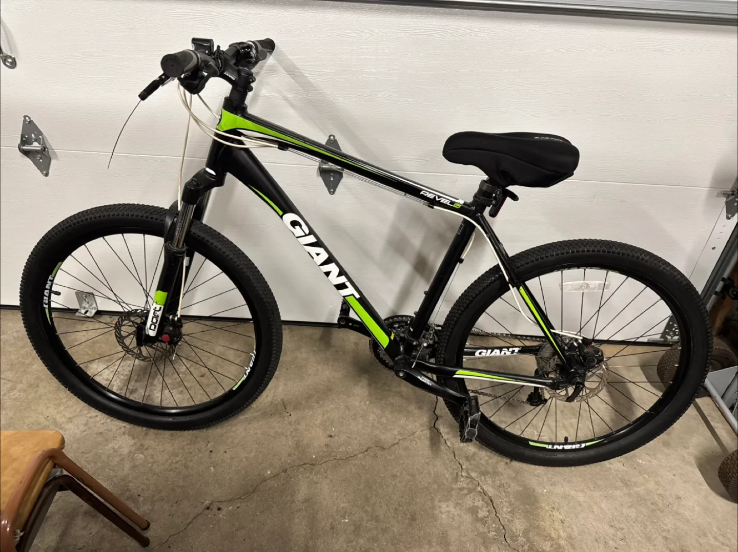 Giant Revel 6 Mountain Bike - Black & Green thumbnail