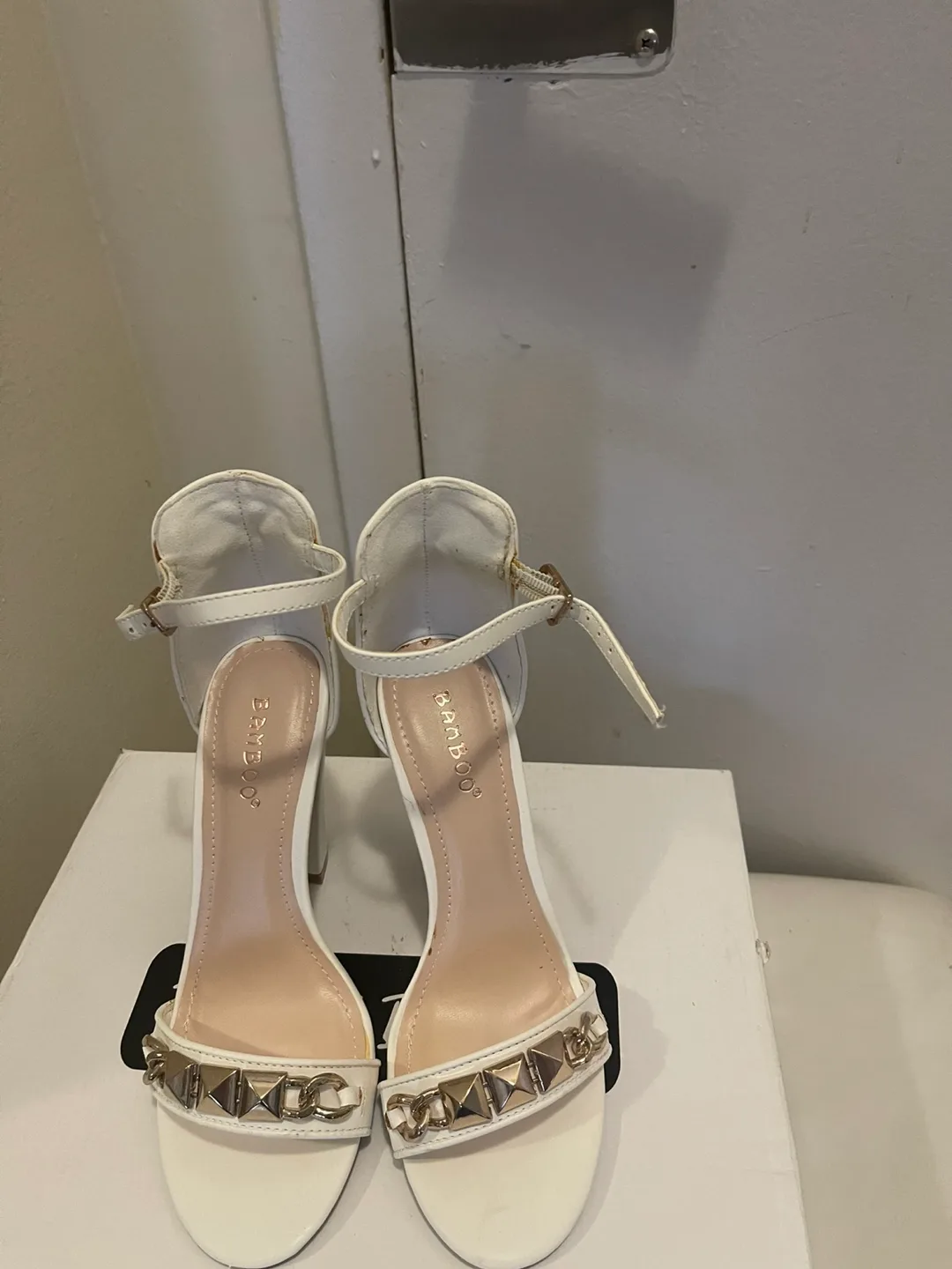 Bamboo White Heels - Size 6.1/2 image indicator(4)