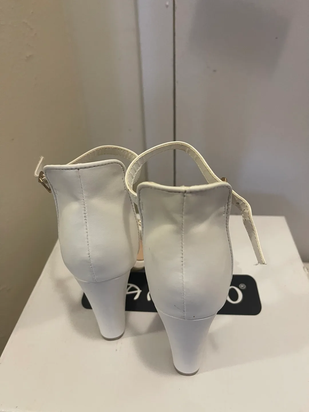 Bamboo White Heels - Size 6.1/2 image indicator(3)