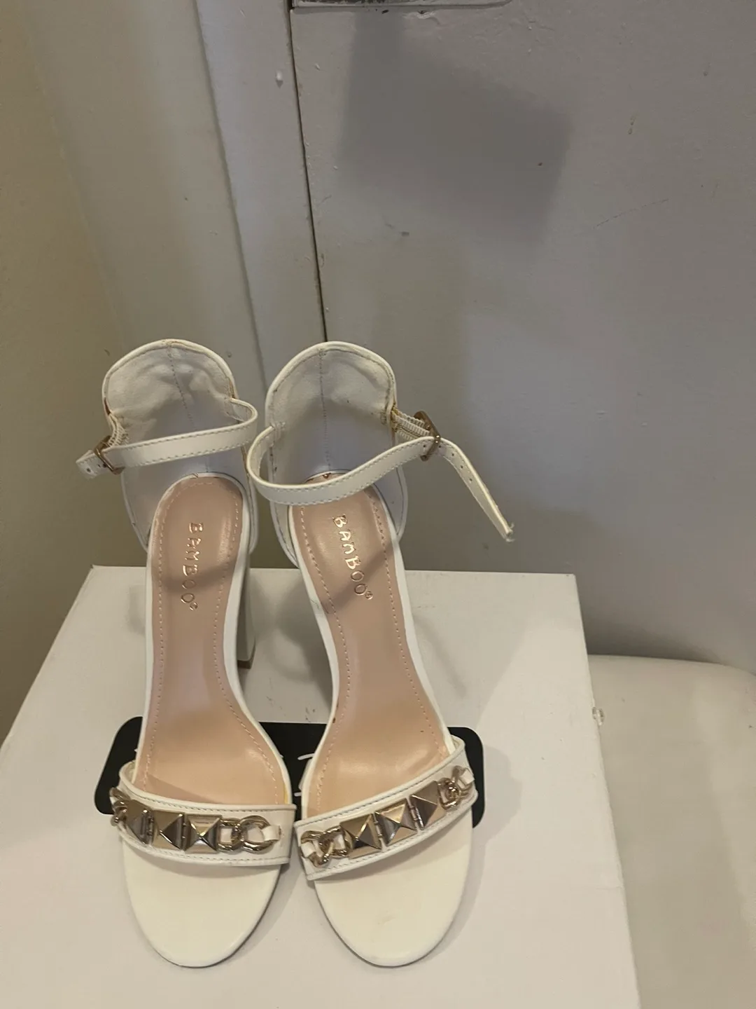 Bamboo White Heels - Size 6.1/2 image indicator(5)