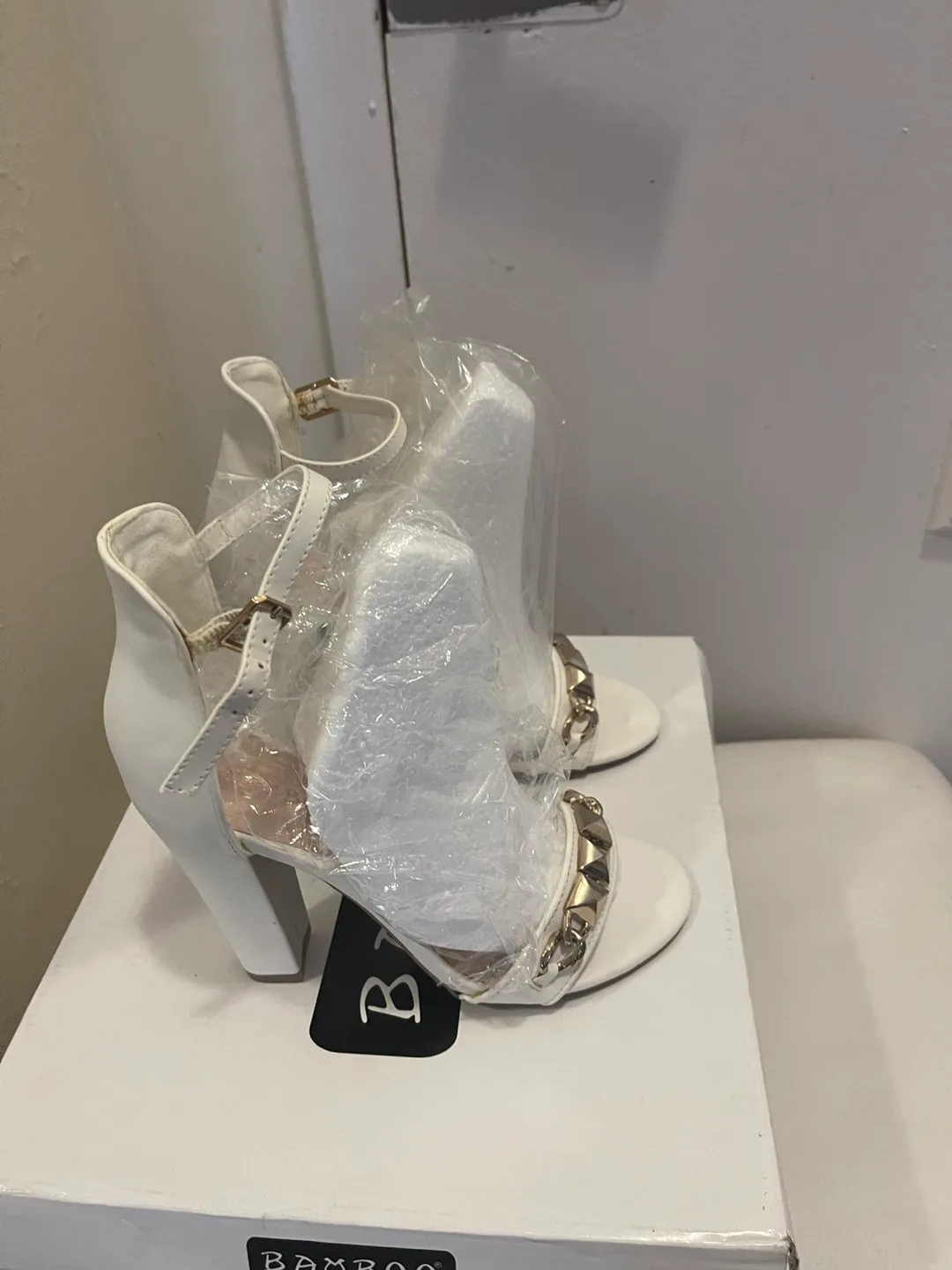 Bamboo White Heels - Size 6.1/2 image indicator(2)