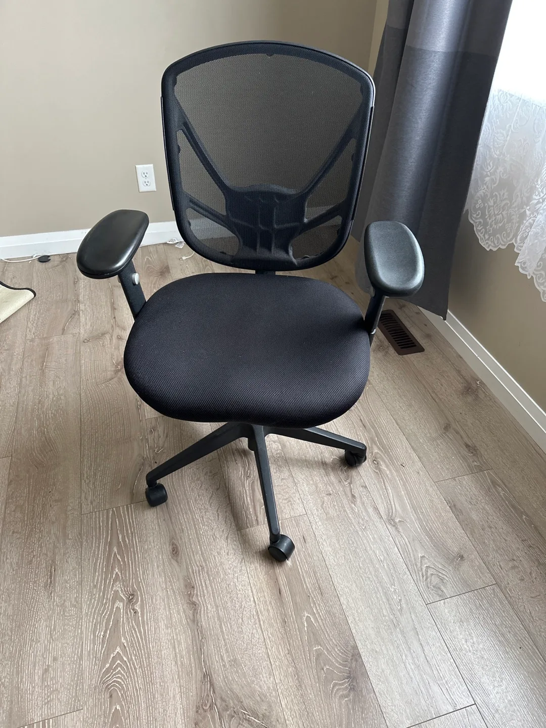 Black Mesh Office Chair thumbnail