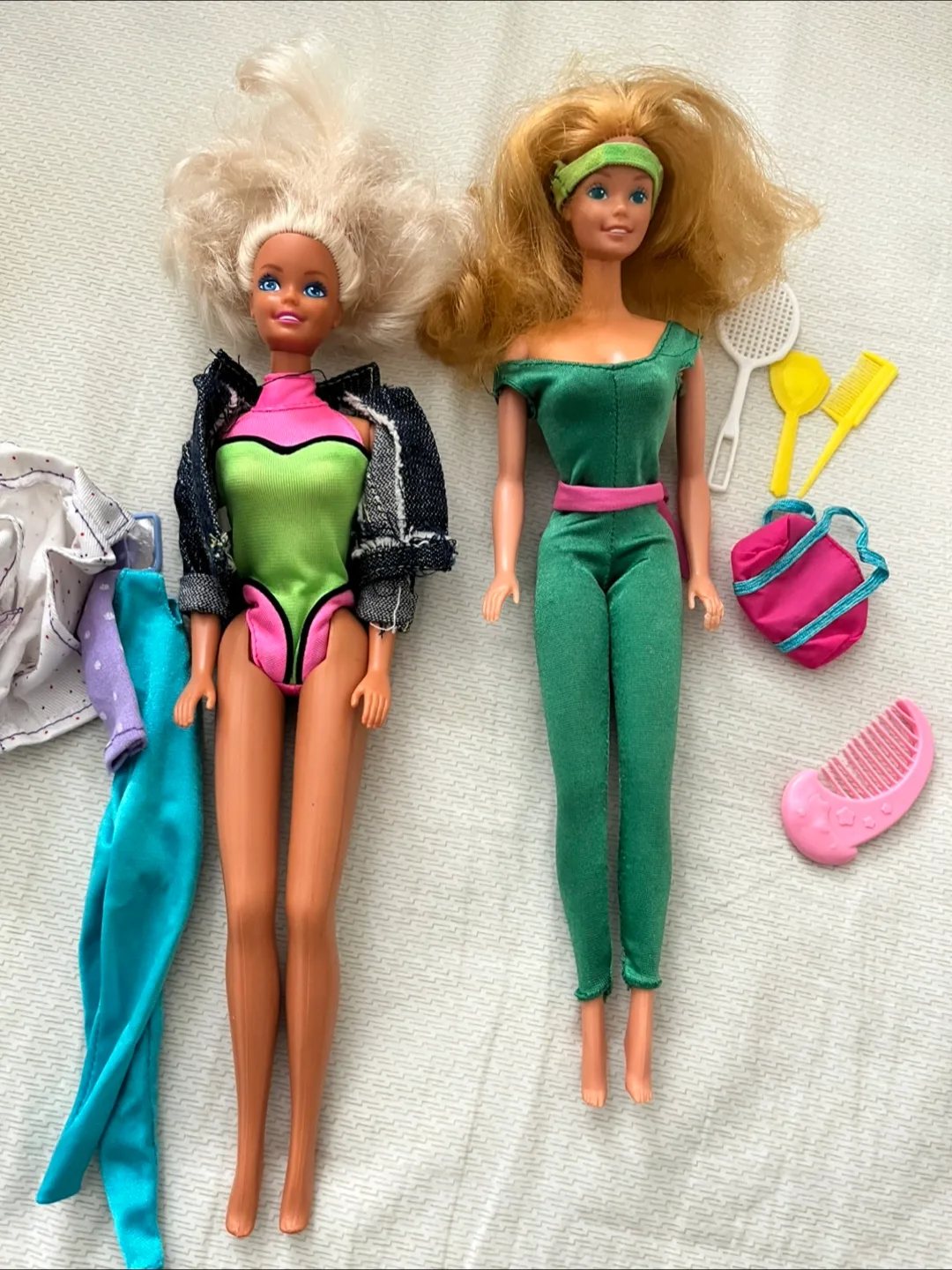 2 Barbies with free accessories image indicator(3)