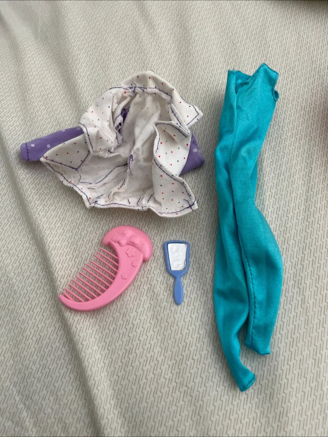 2 Barbies with free accessories image indicator(5)