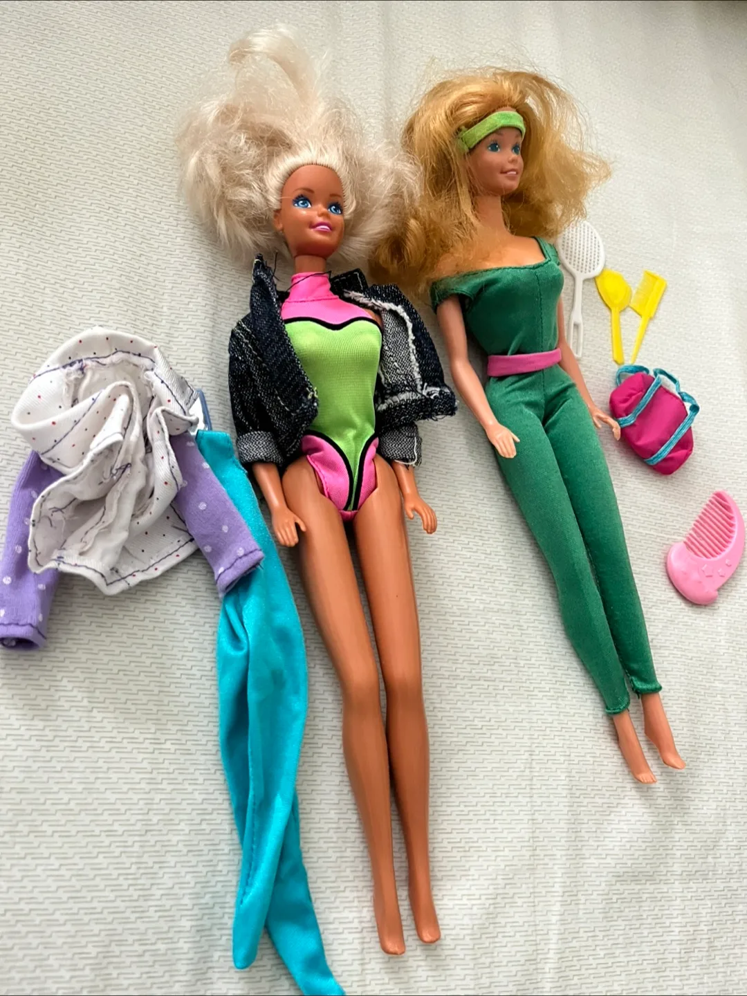 2 Barbies with free accessories image indicator(2)