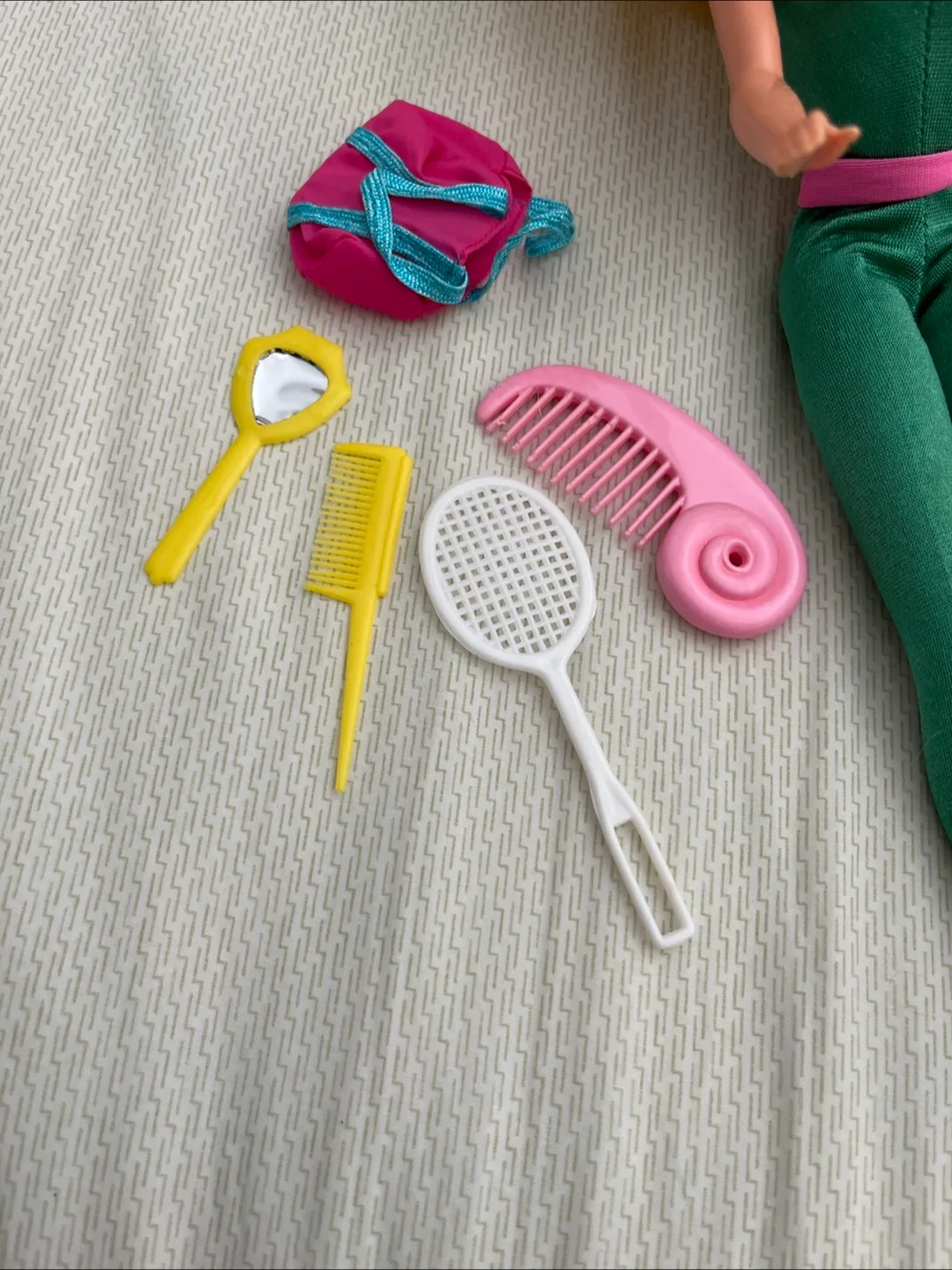 2 Barbies with free accessories image indicator(4)