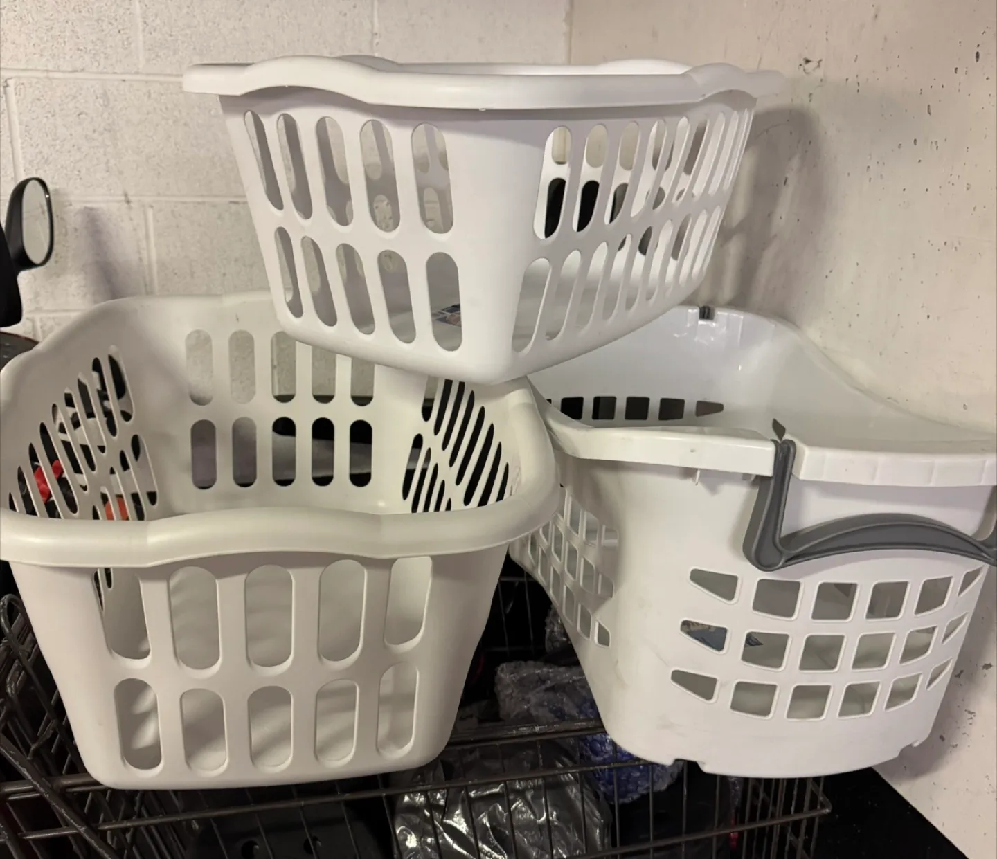 White Plastic Laundry Baskets 🇨🇦 thumbnail