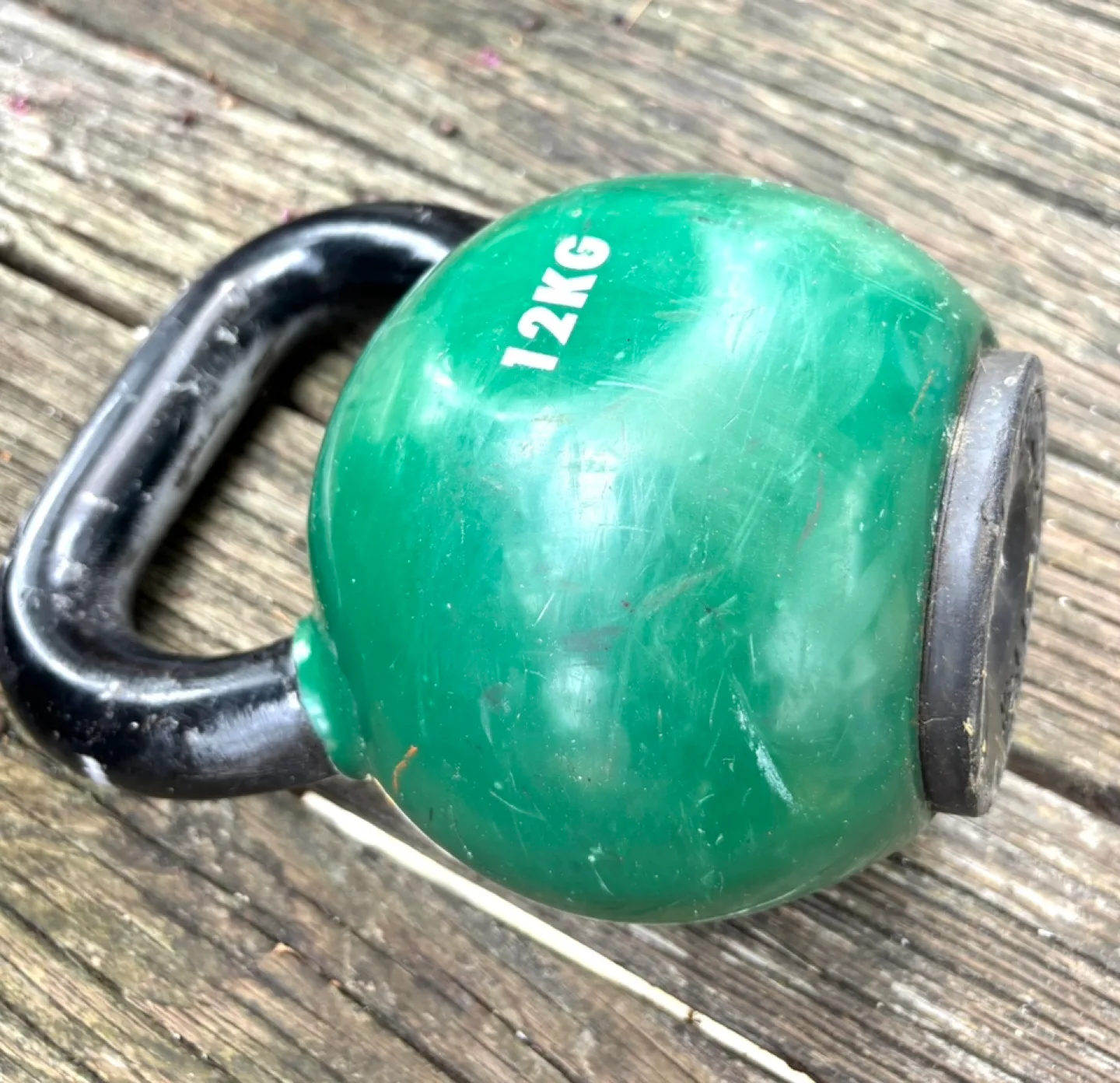12KG / 26.455 Pound Rubber Coated Kettlebell — Green, Like New image indicator(4)