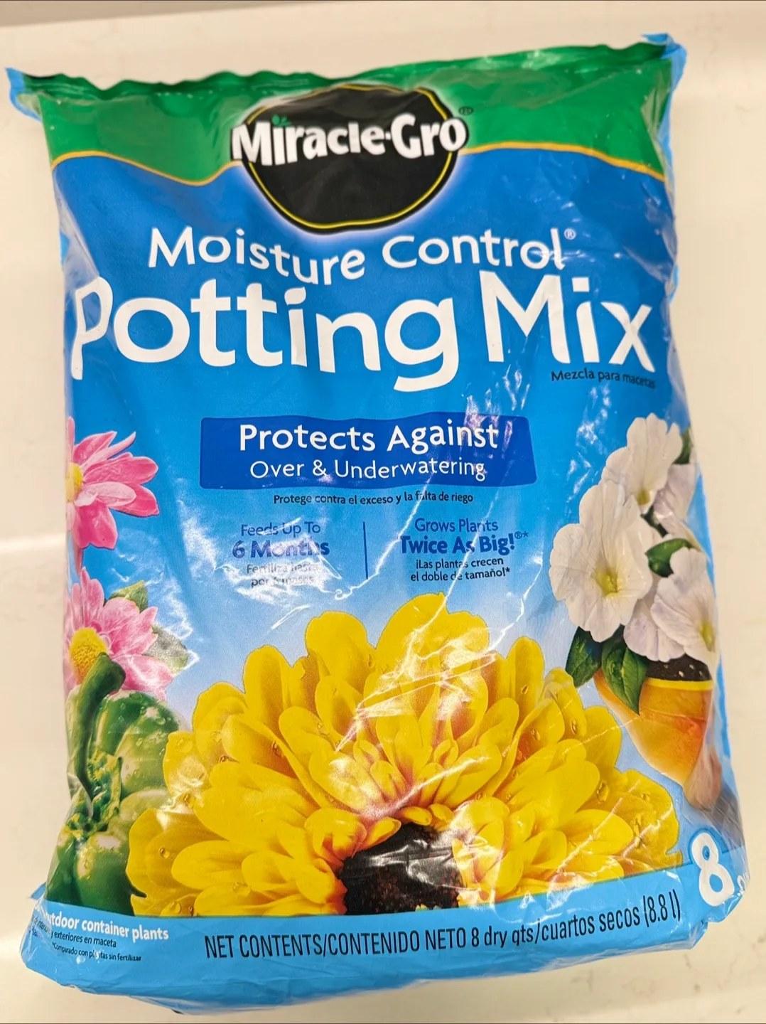Miracle-Gro Moisture Control Potting Mix - 8qt thumbnail