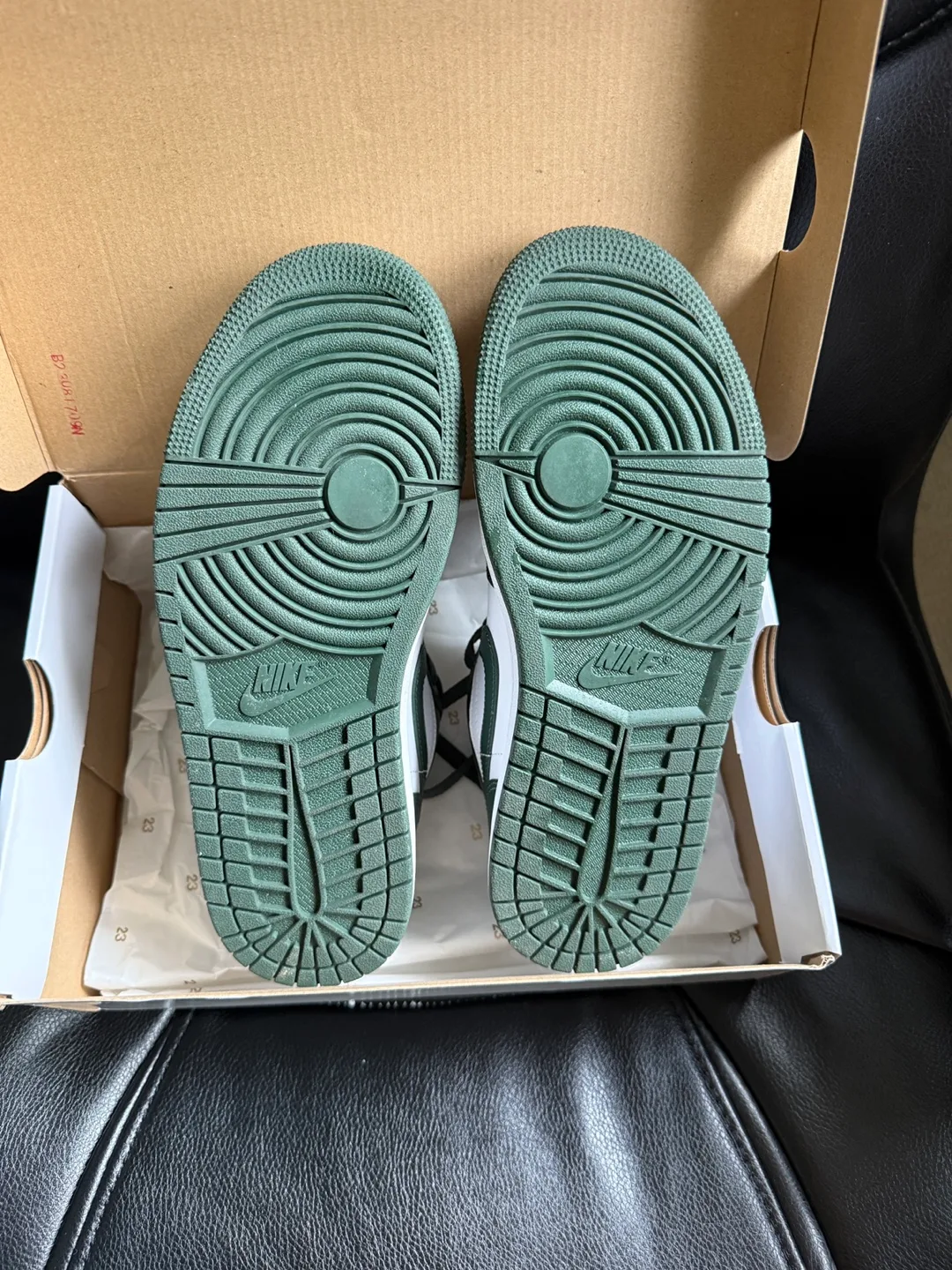 Nike Air Jordan 1 Low Size 9 image indicator(3)