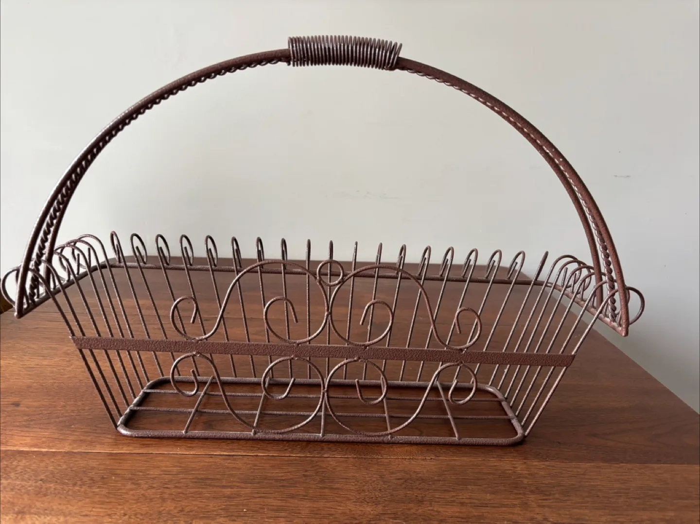 Rustic Metal Basket with Handle image indicator(2)