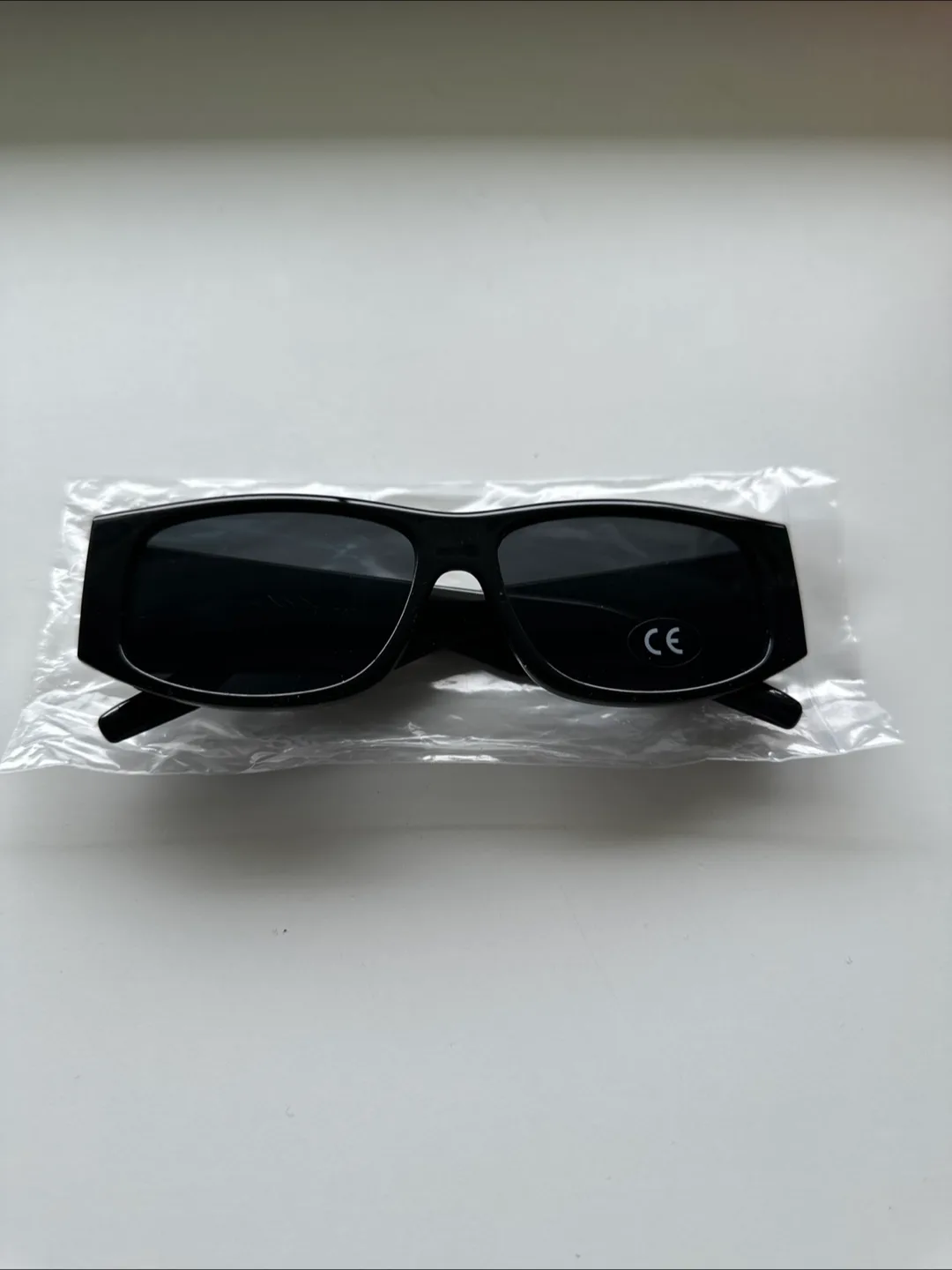 Women’s black sunglasses image indicator(4)