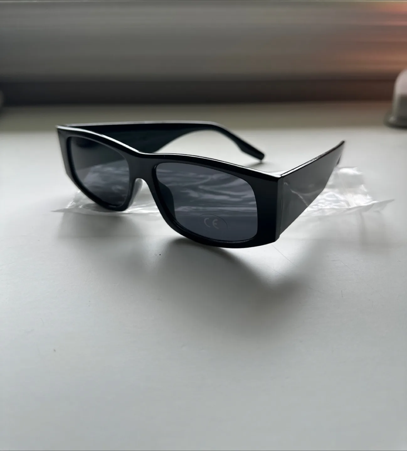 Women’s black sunglasses image indicator(5)