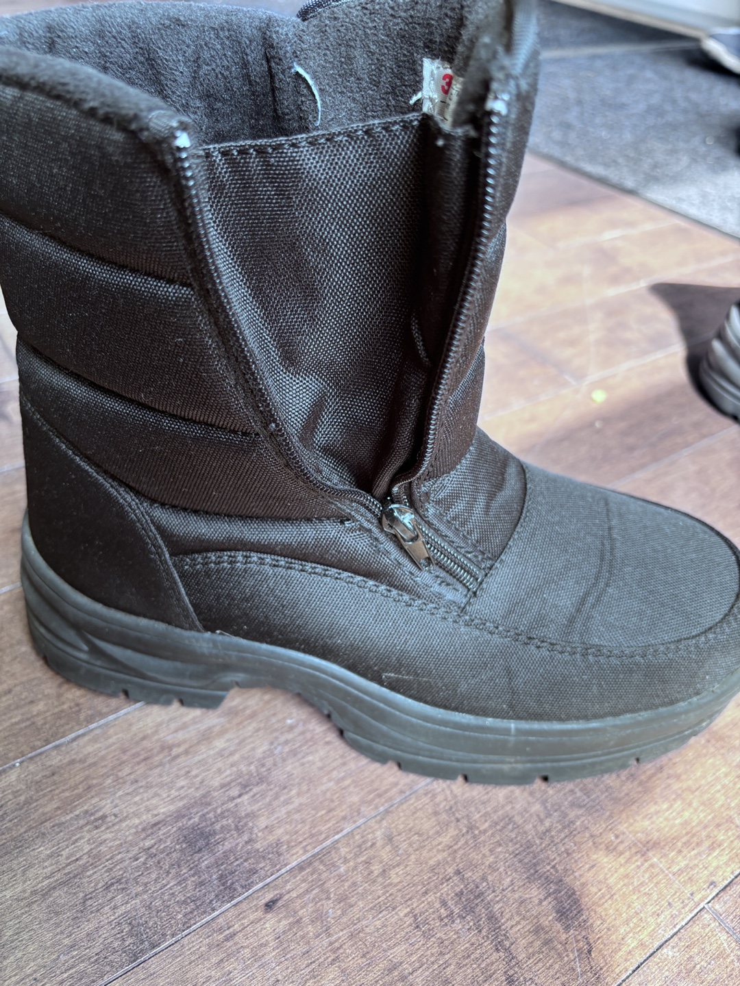 3M Thinsulate Black Winter Boots - Size 7 - photo 2