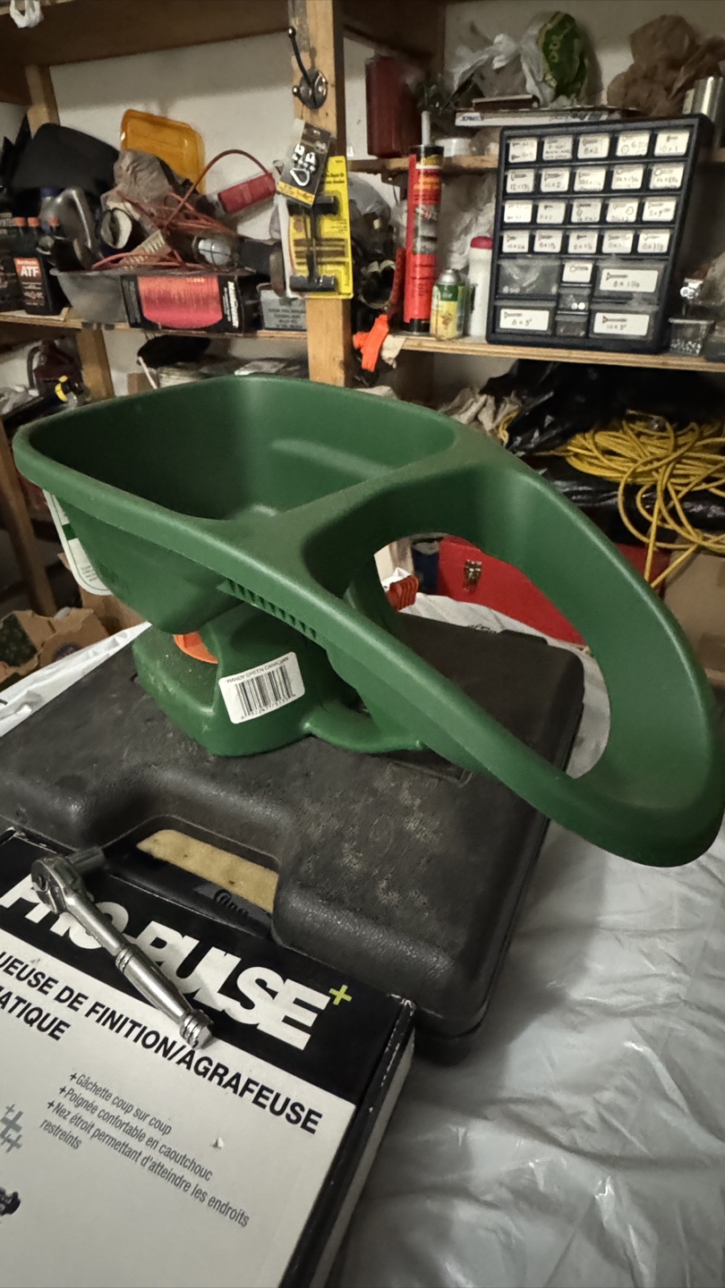 Scotts Turf Builder Handy Green II Spreader - photo 2
