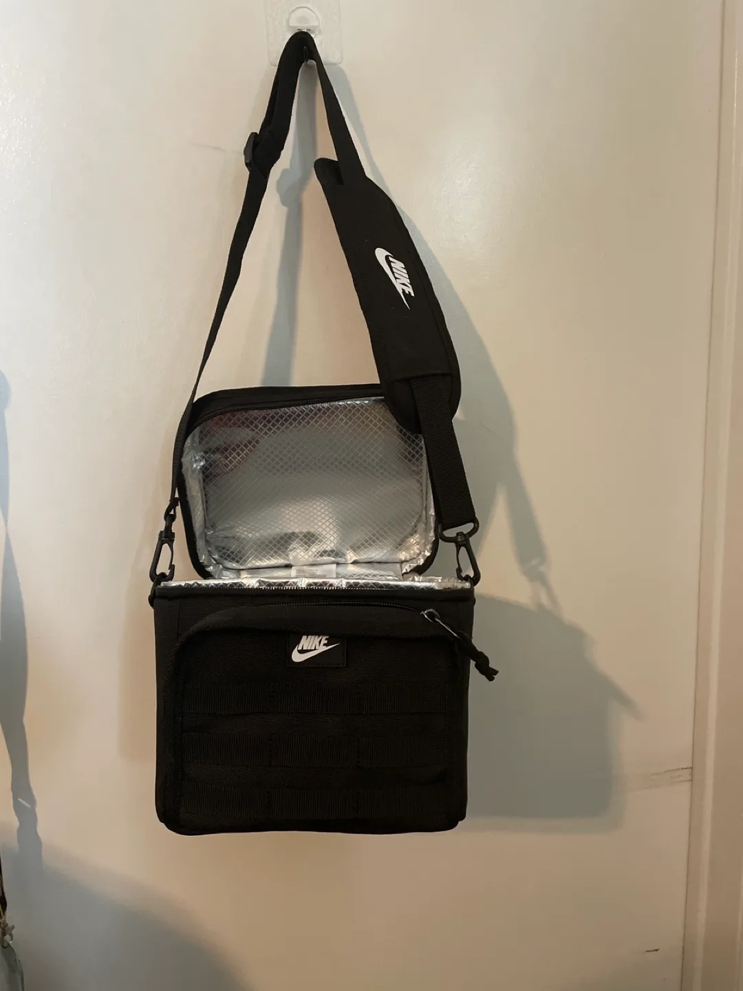 Nike Black Lunch Bag with Shoulder Strap image indicator(2)