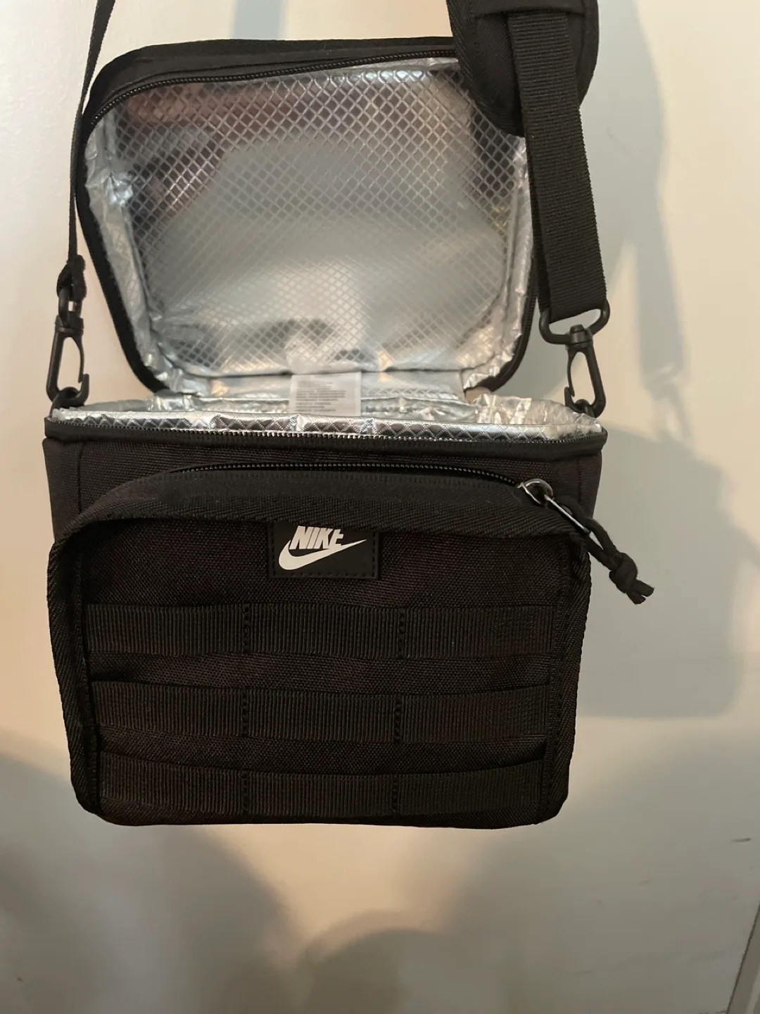 Nike Black Lunch Bag with Shoulder Strap image indicator(3)