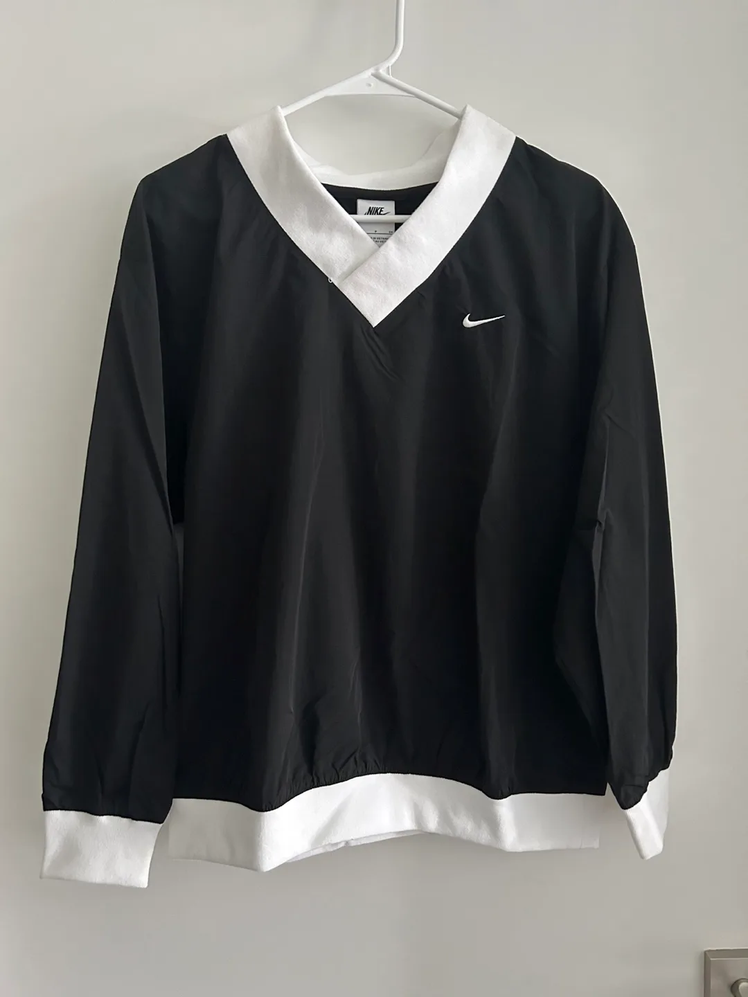 New Nike Women's UV Woven V-Neck Top - Size S thumbnail
