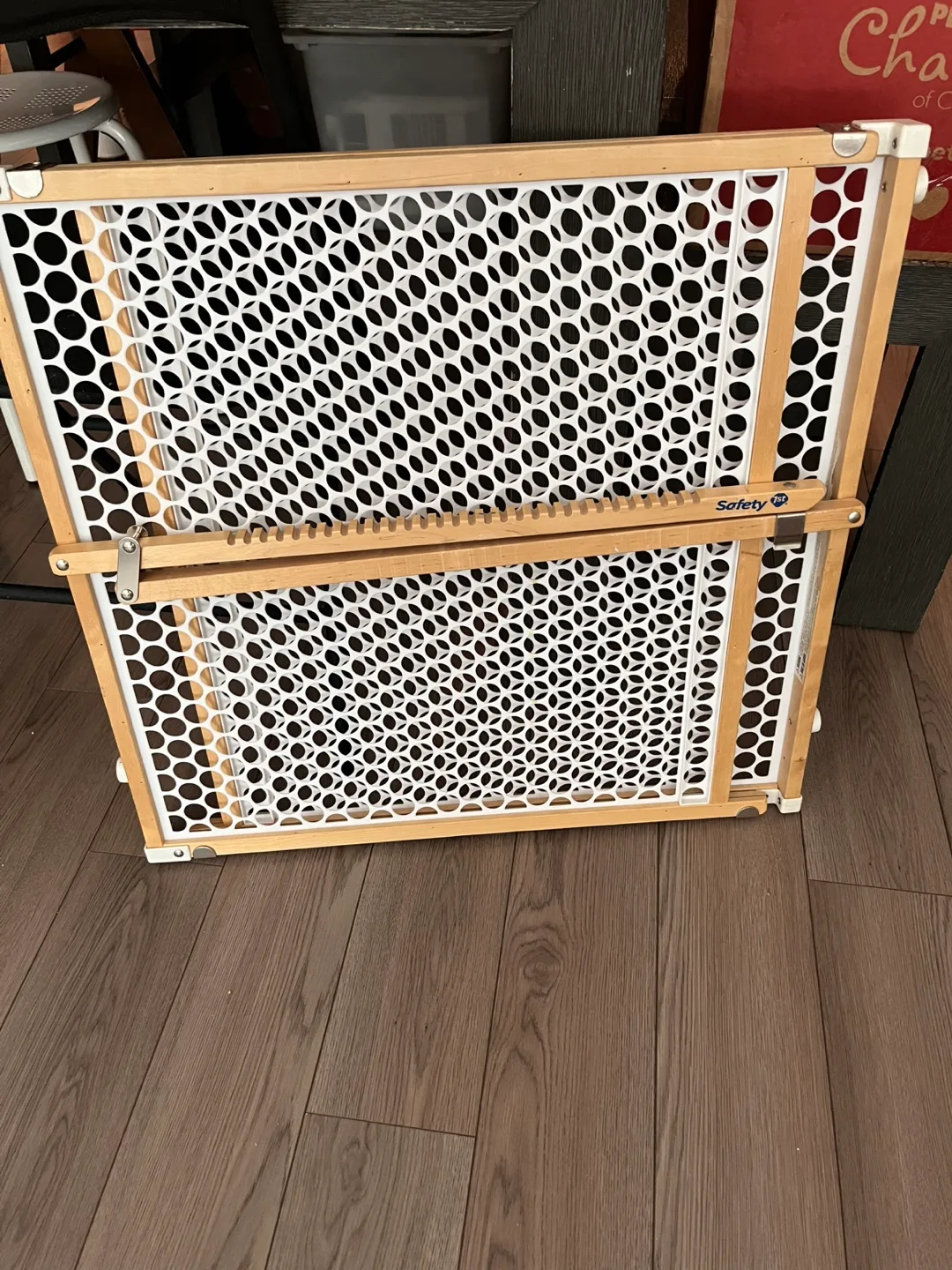 Safety 1st Baby Gate thumbnail