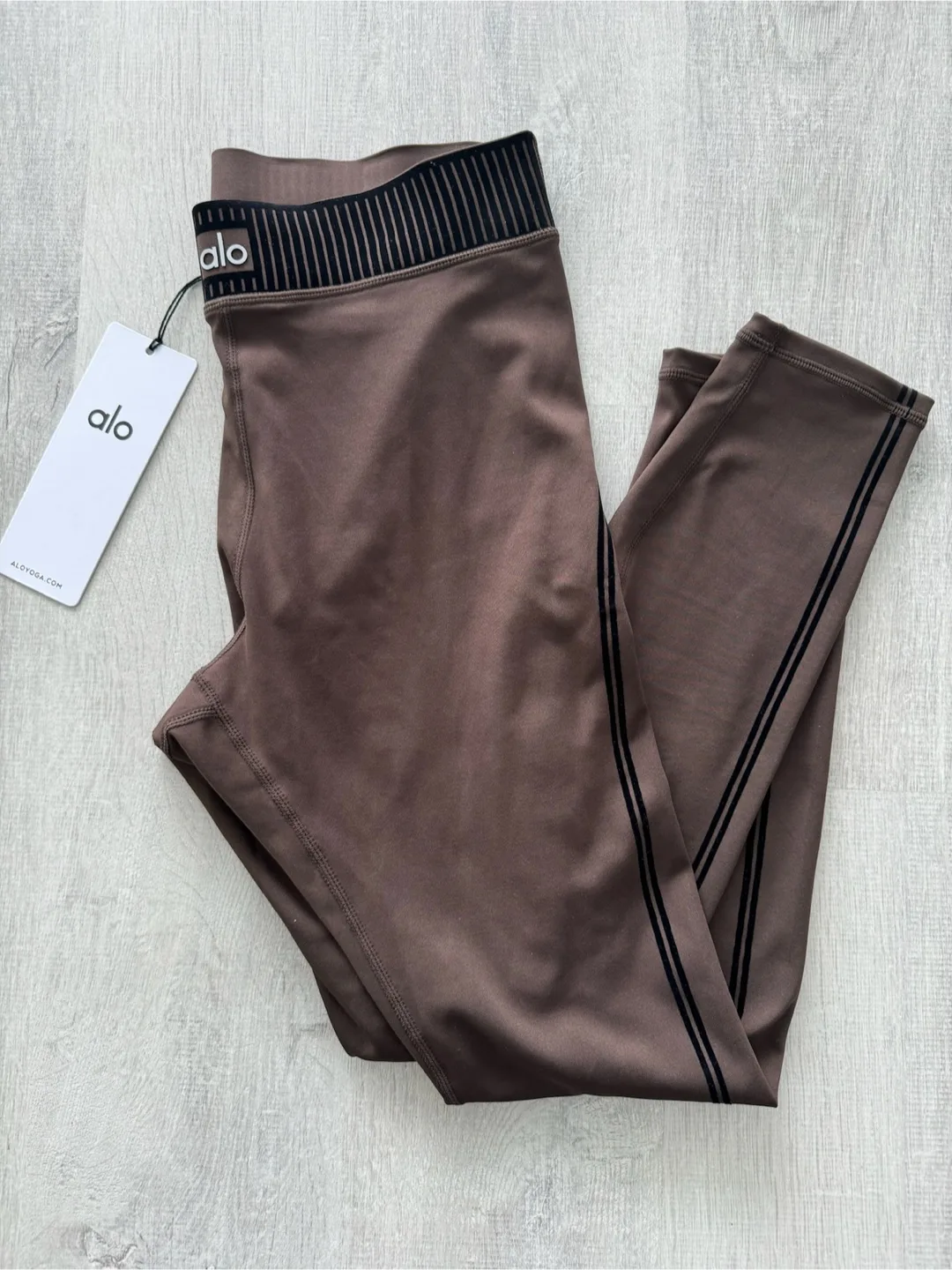 ALO Line Up Set - Bra & Leggings - Espresso image indicator(2)