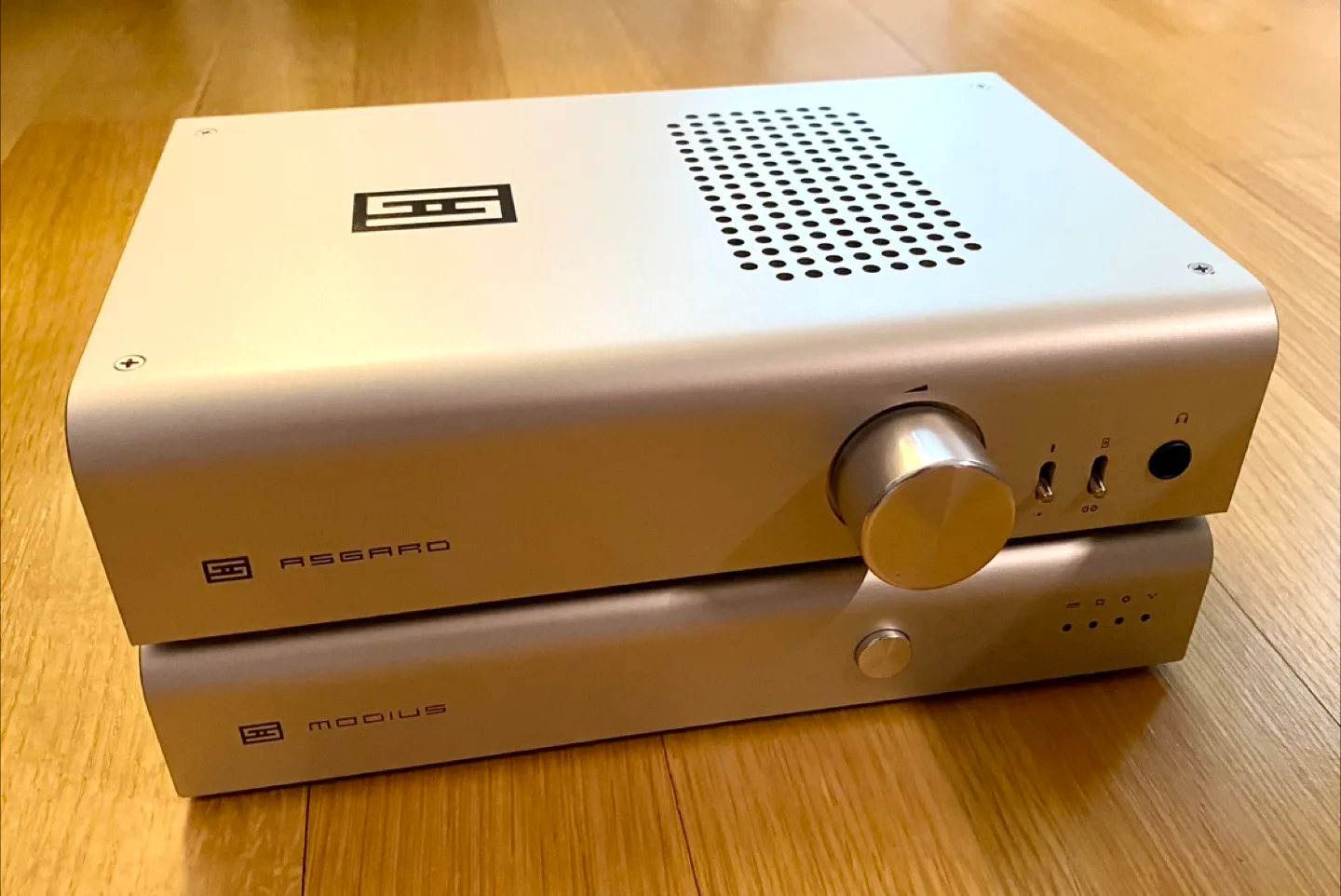 Schiit Headphone Amplifier and DAC thumbnail