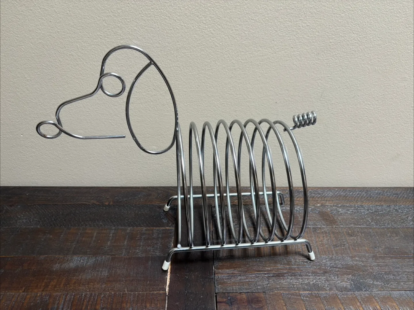 🇨🇦Dog-Shaped Chrome Magazine Rack thumbnail