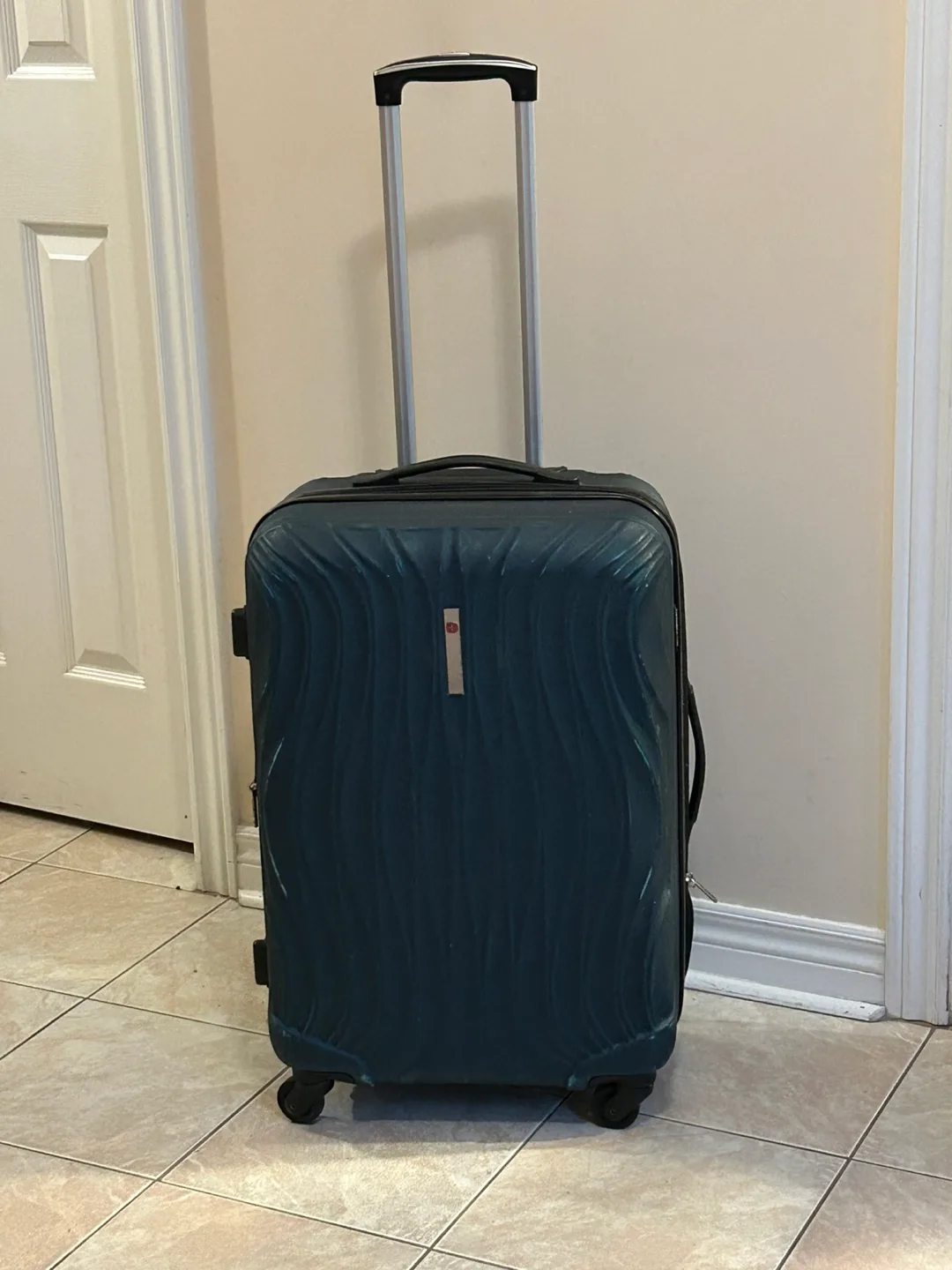 Swiss Gear medium size Suitcase ( 17” X 10” X 26”) thumbnail