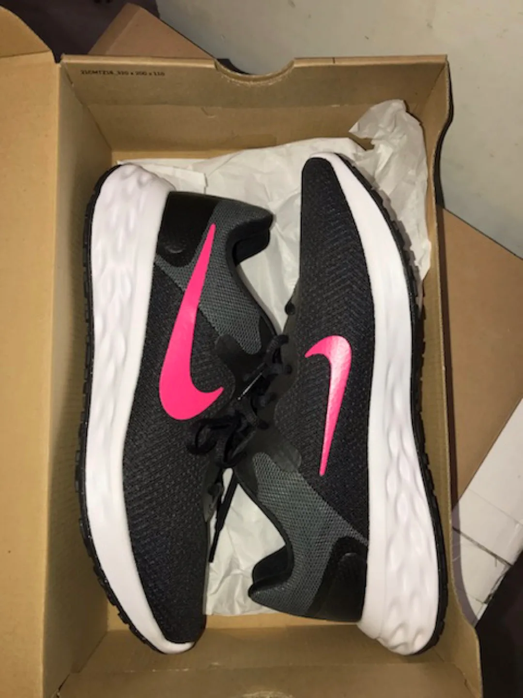 NIKE REVOLUTION - Women’s Size 6 NN thumbnail