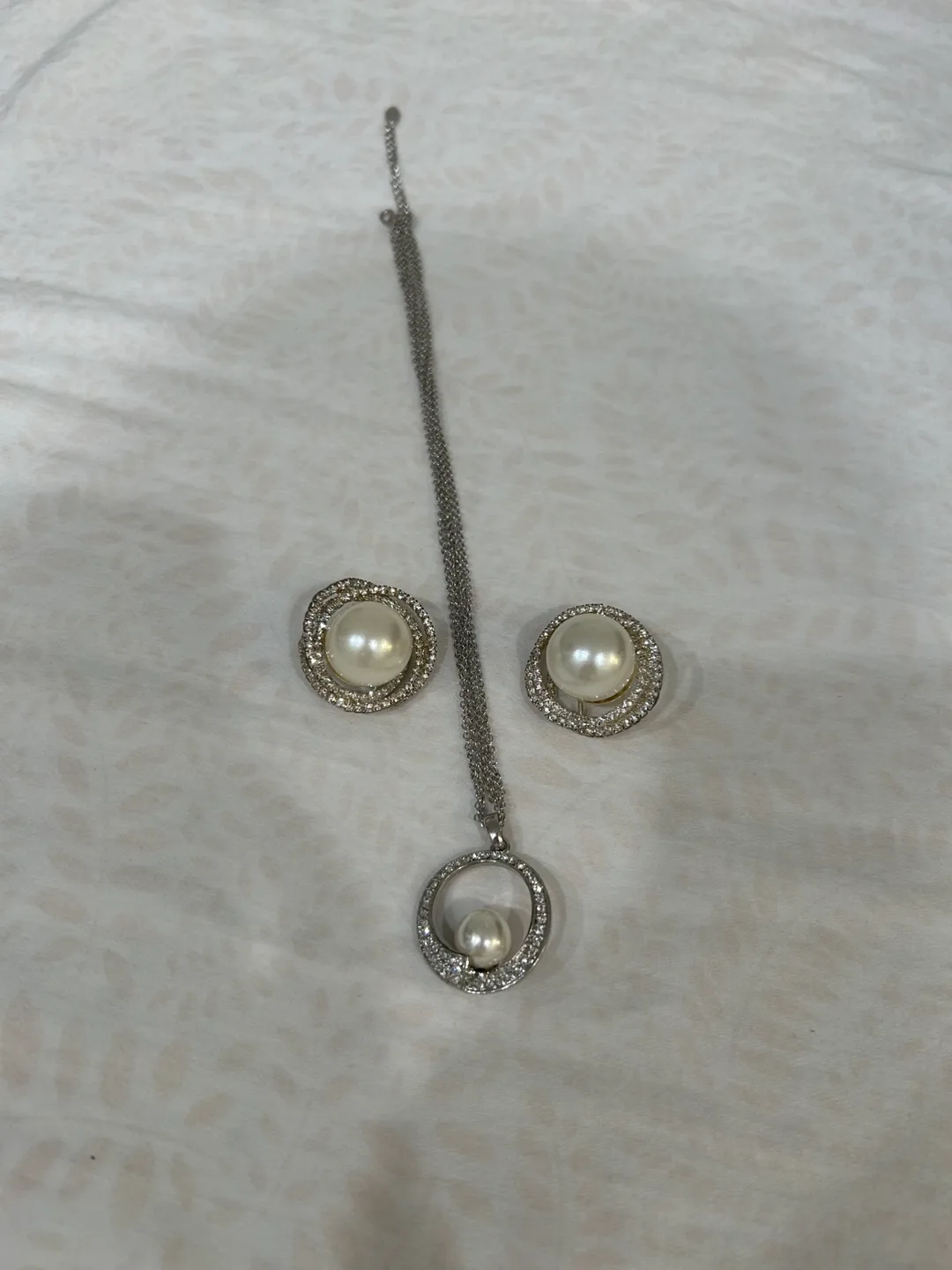 Pearl Necklace & Earring Set image indicator(5)