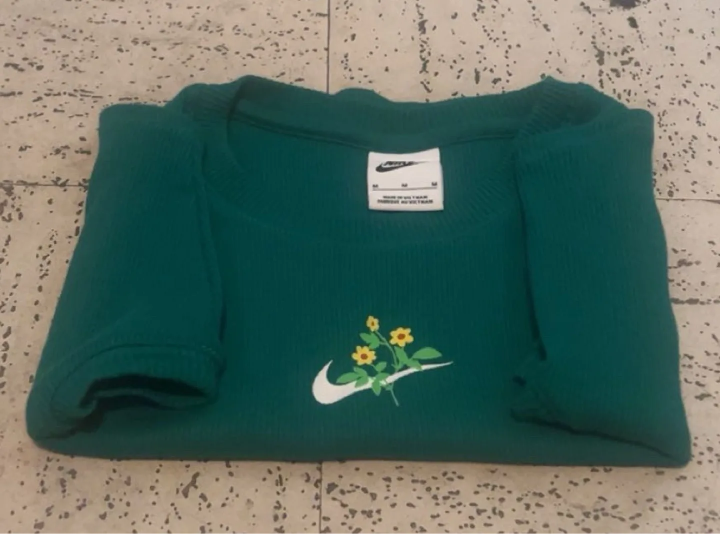 Nike Crop Top - Size M thumbnail