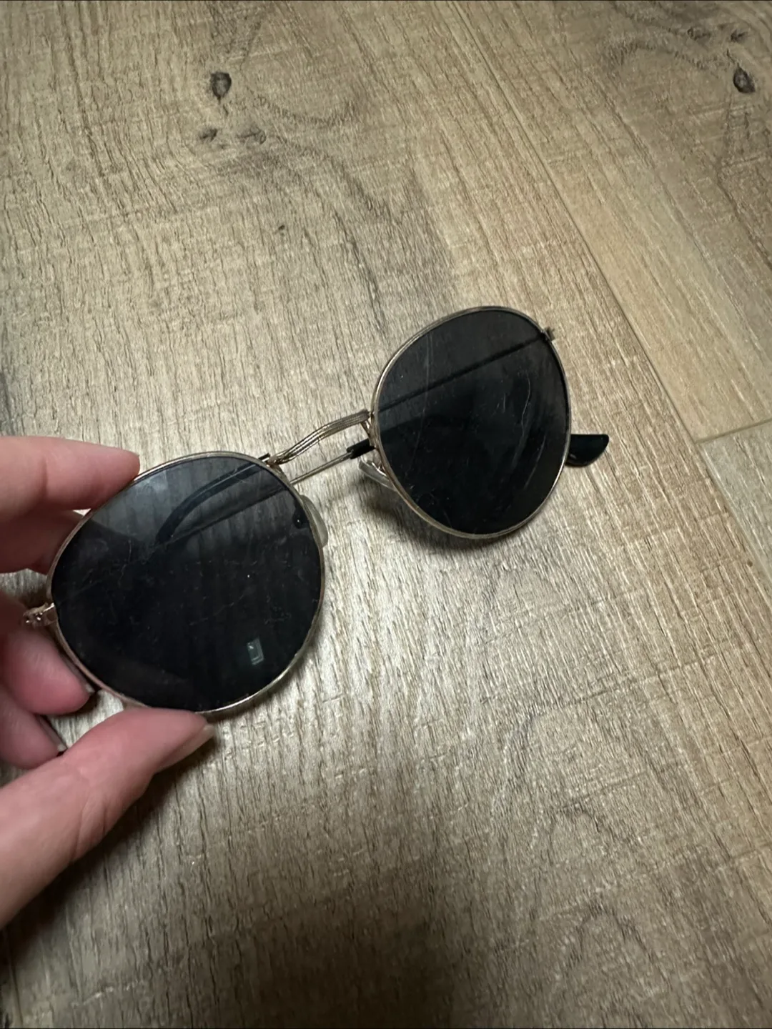 Round unisex Sunglasses image indicator(2)