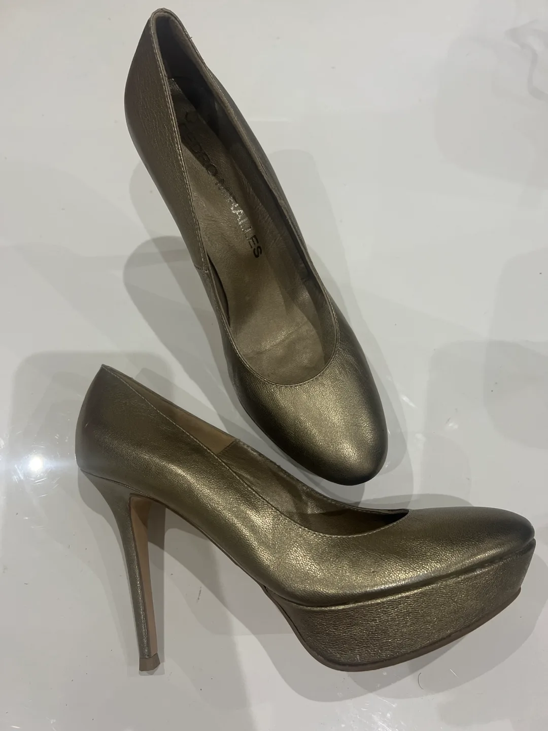 Pedro Miralles Spain - Gold Heels Size 8 thumbnail