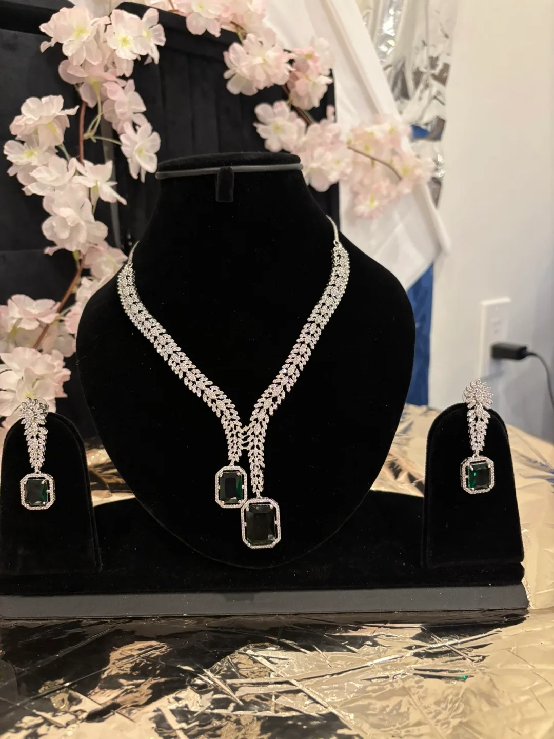 Emerald Green & Silver Necklace and Earring Set image indicator(3)