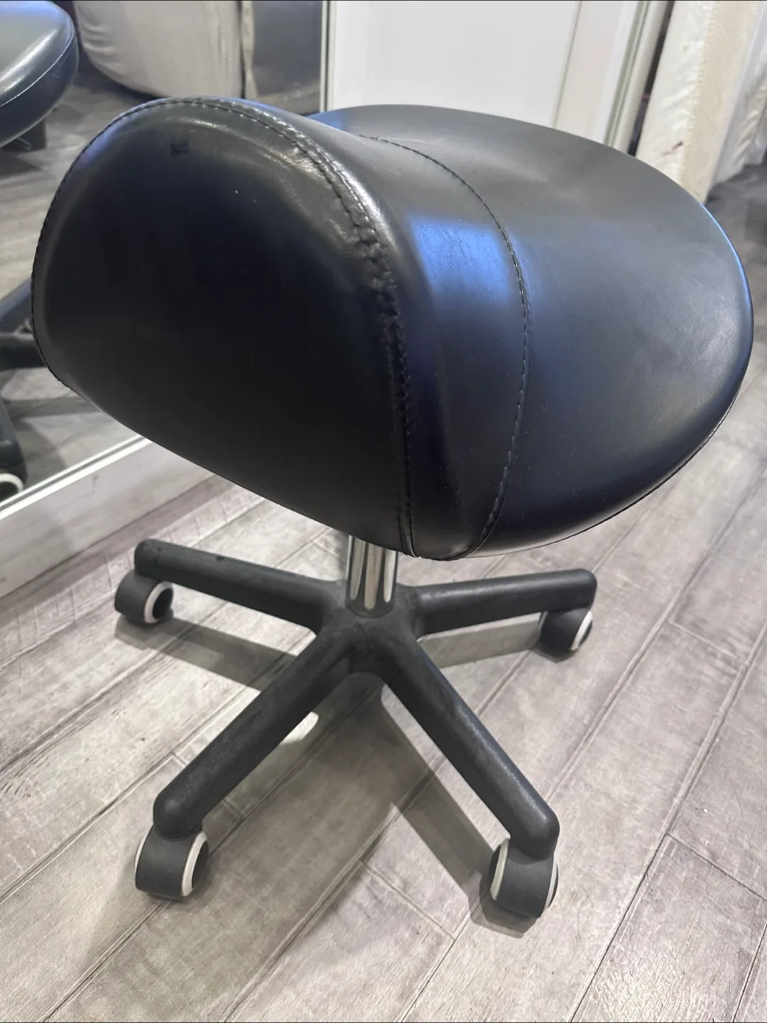 Black Saddle Stool image indicator(4)