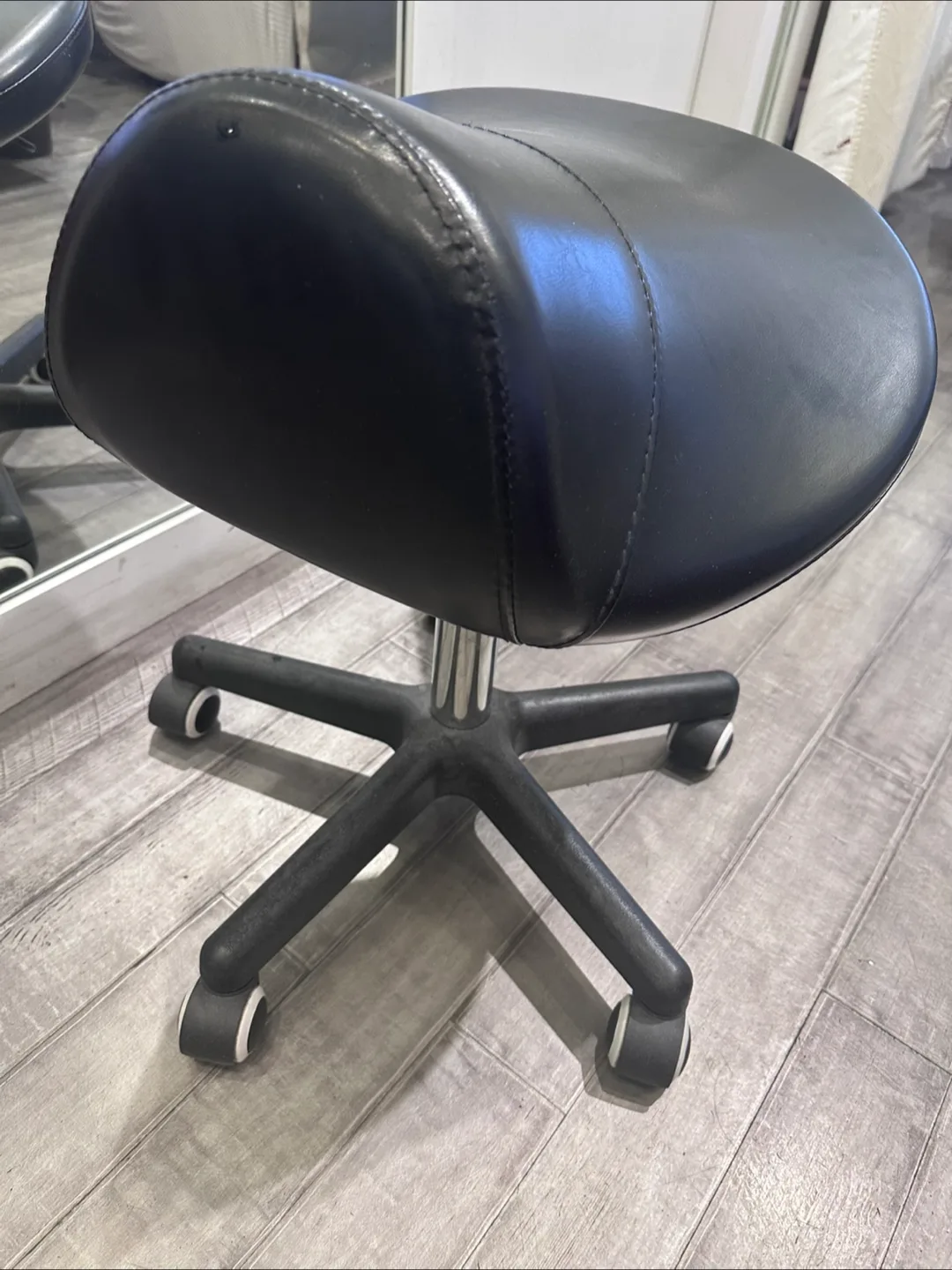 Black Saddle Stool image indicator(5)