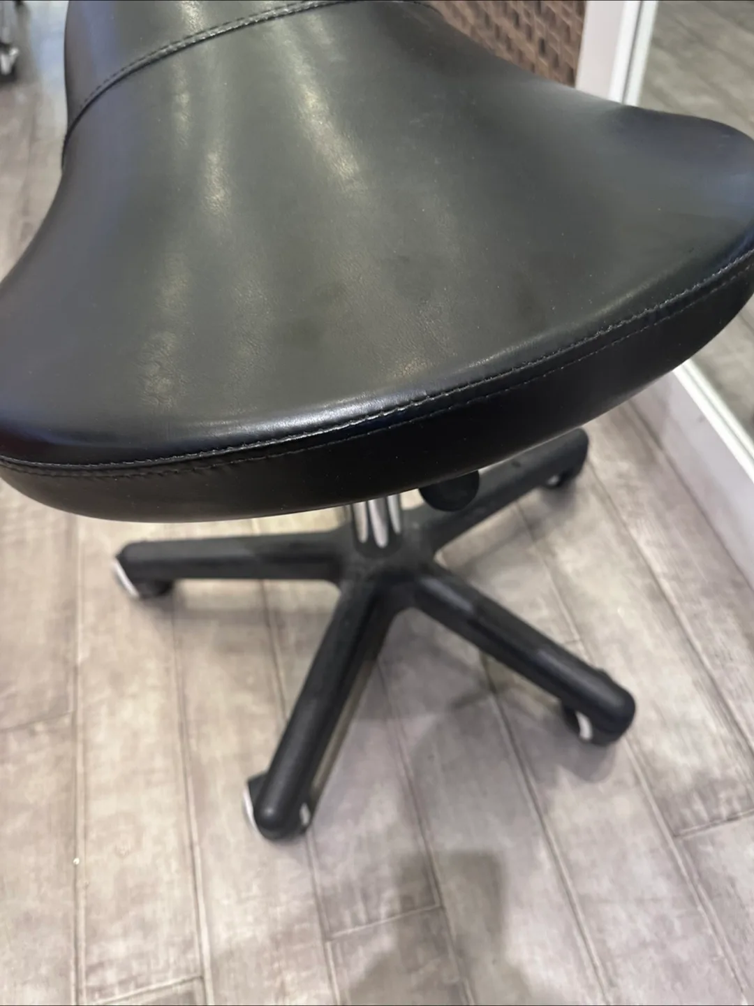 Black Saddle Stool image indicator(2)