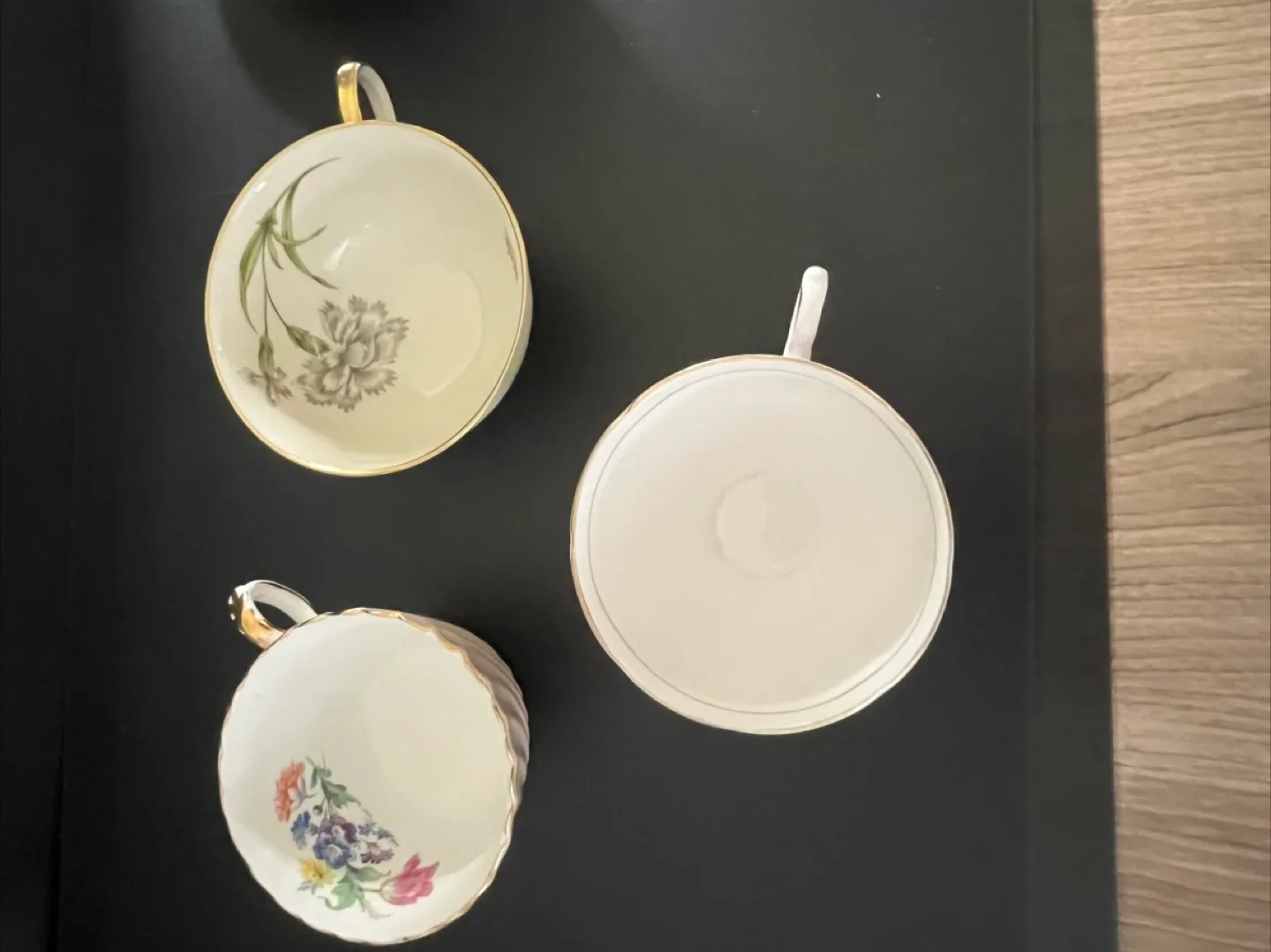 Set of 3 Vintage Tea Cups image indicator(2)