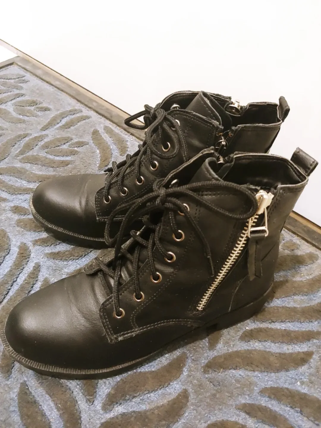 Women’s Black Ankle Boots image indicator(2)