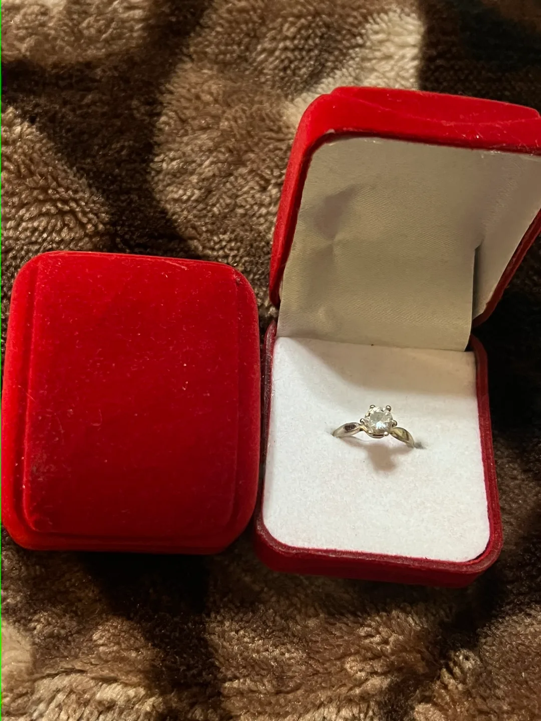 Diamond Ring with Red Box image indicator(5)