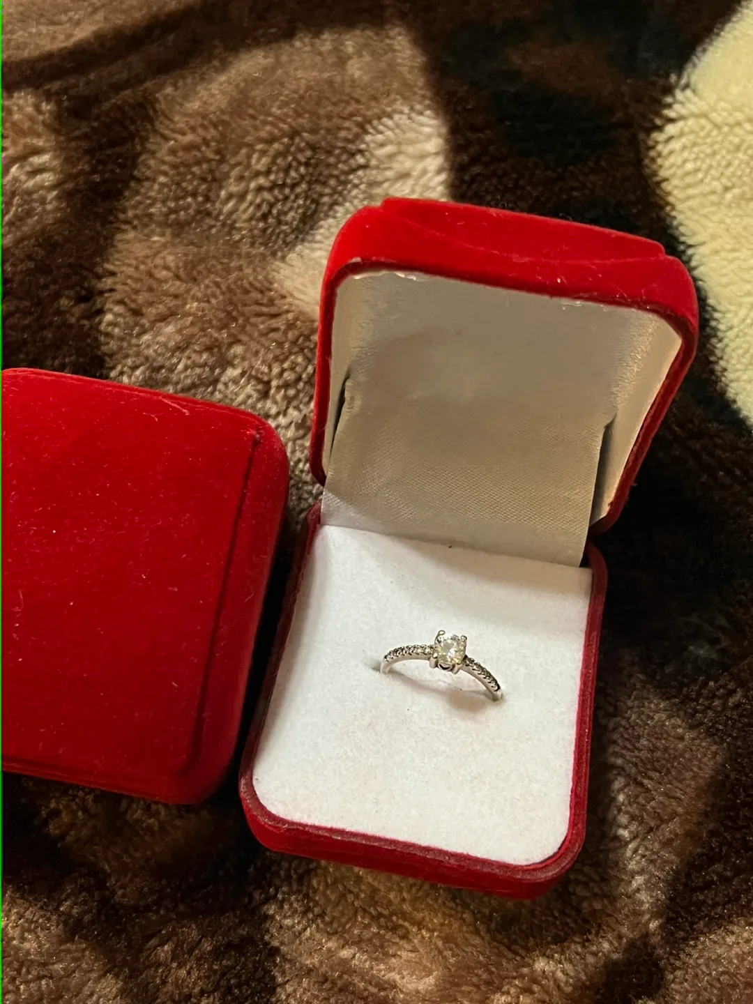 Diamond Ring with Red Box image indicator(4)